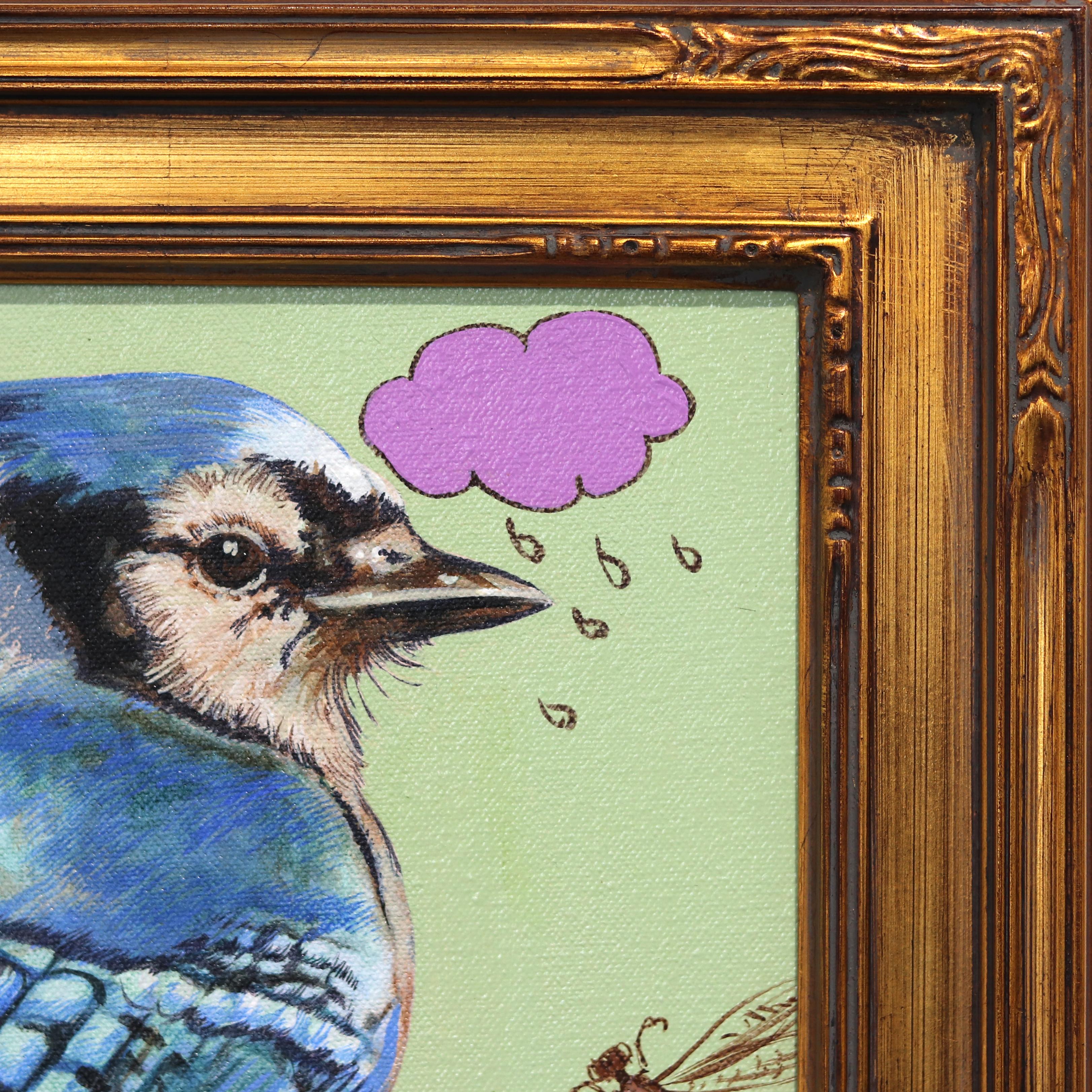 Lavendelwolke - Surreale farbenfrohe Blauhäher-Vogelmalerei in elegantem Goldrahmen im Angebot 3
