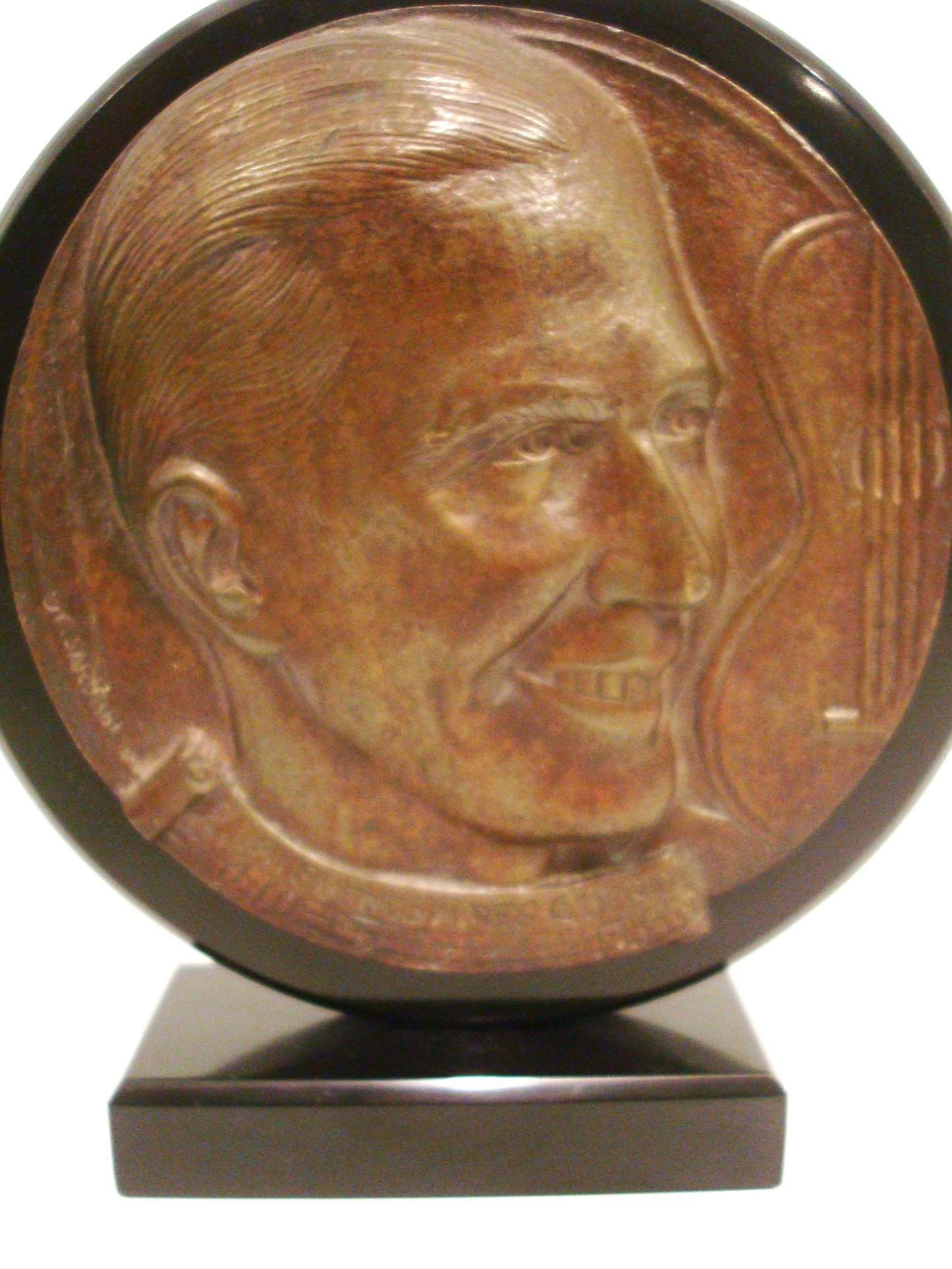 Mid-Century moderno Carlos Gardel Tango Ritratto / Scultura con placca in bronzo e marmo in vendita