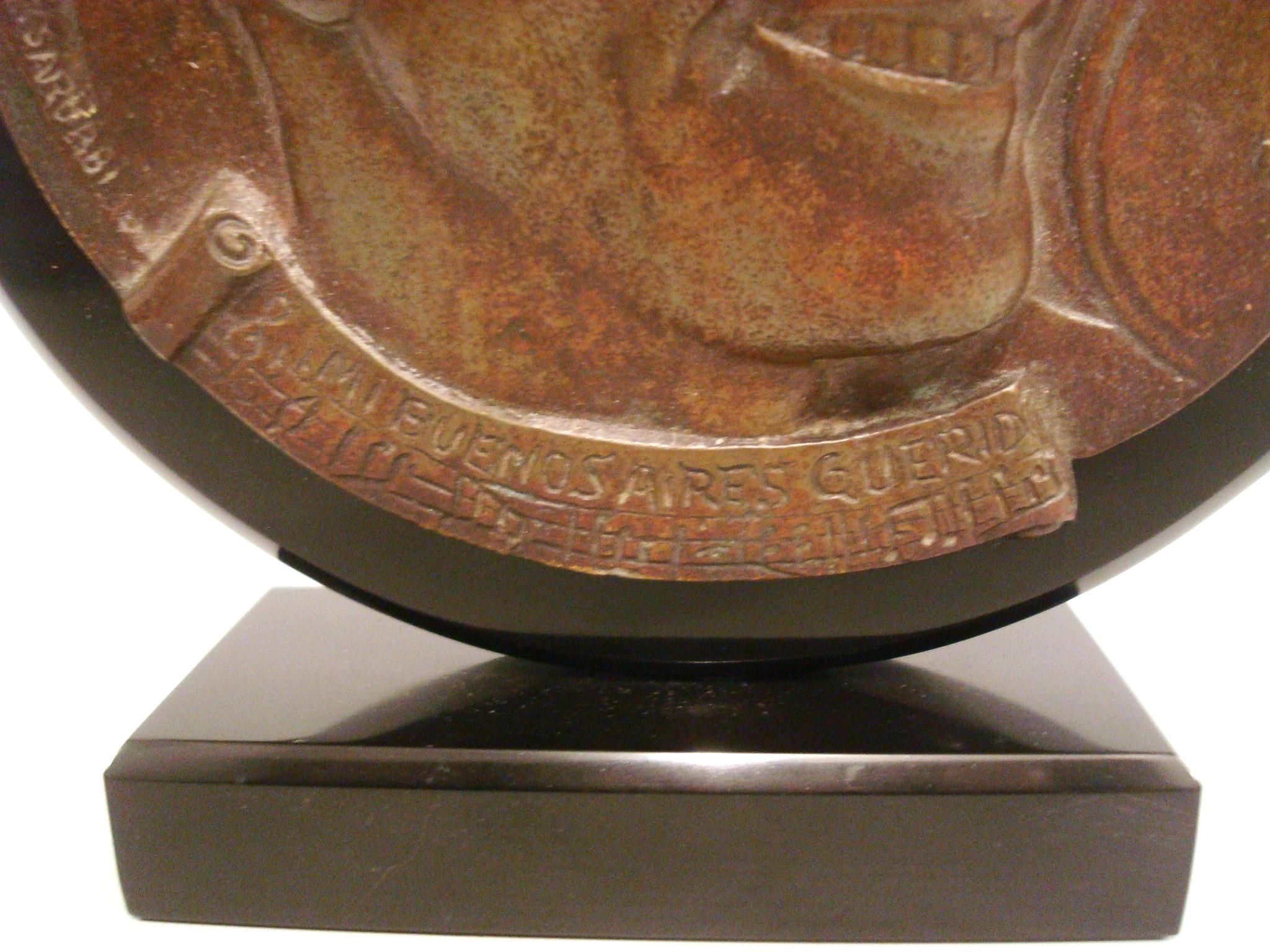Argentino Carlos Gardel Tango Ritratto / Scultura con placca in bronzo e marmo in vendita