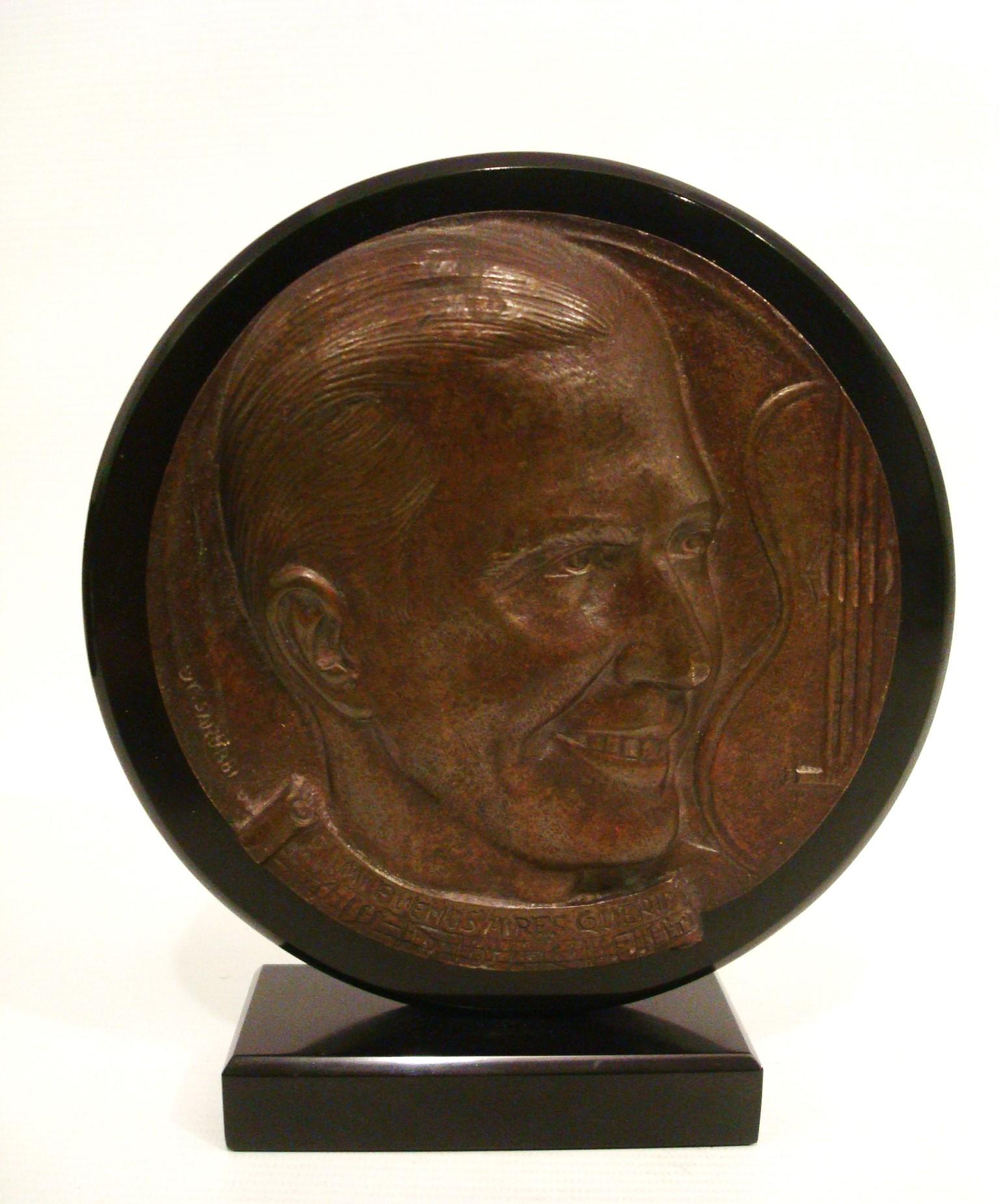 Carlos Gardel Tango Ritratto / Scultura con placca in bronzo e marmo in vendita 1