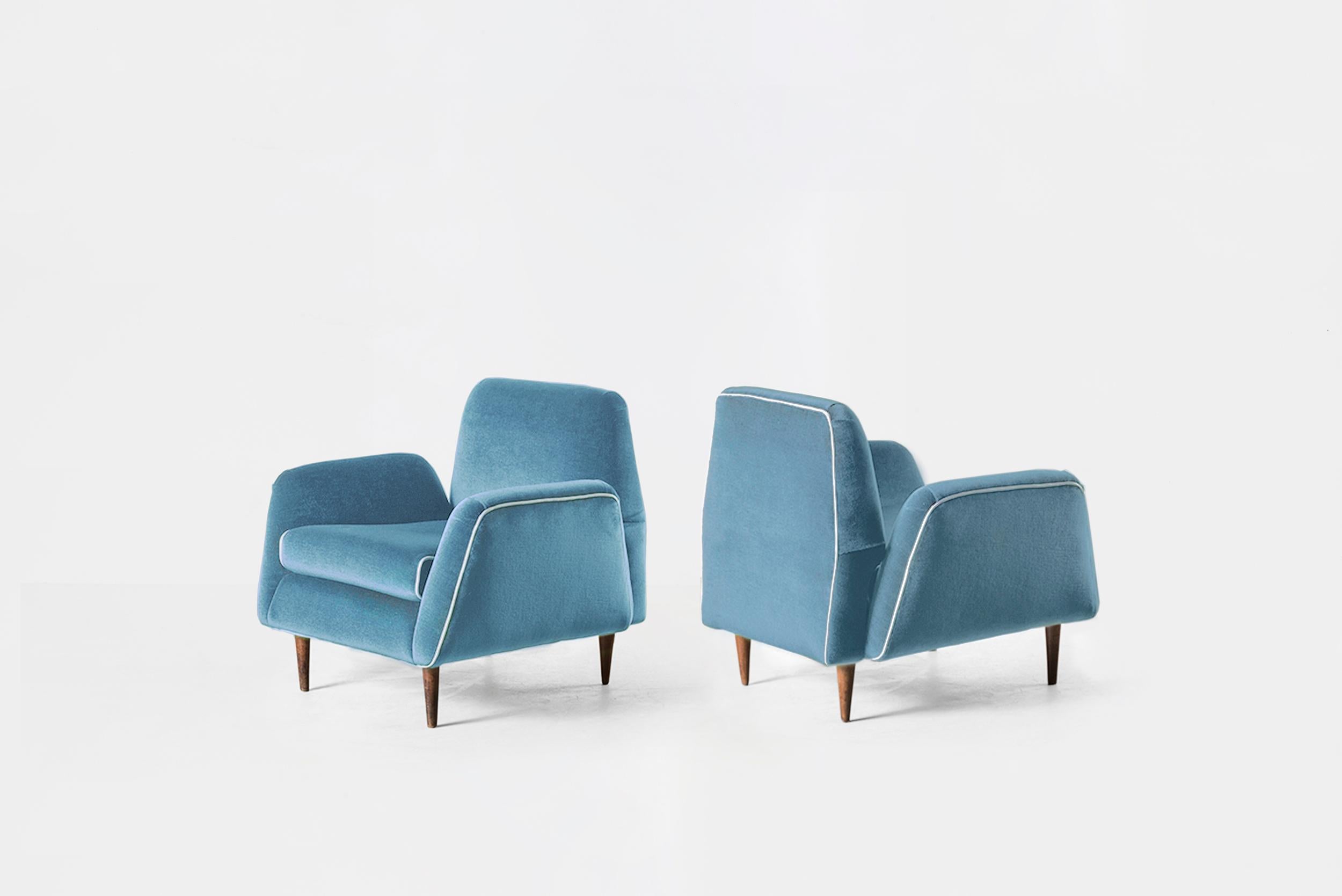 Carlos Hauner & Martin Eisler
Pair of armchairs
Manufactured by Forma Moveis
Brazil, 1955
Caviuna wood legs, velvet and cotton upholstery

Measurements:
77 cm x 77 cm x 72 H cm.
30.3 in x 30.3 in x 28.3 H in.

Literature:
Casa & Jardim,