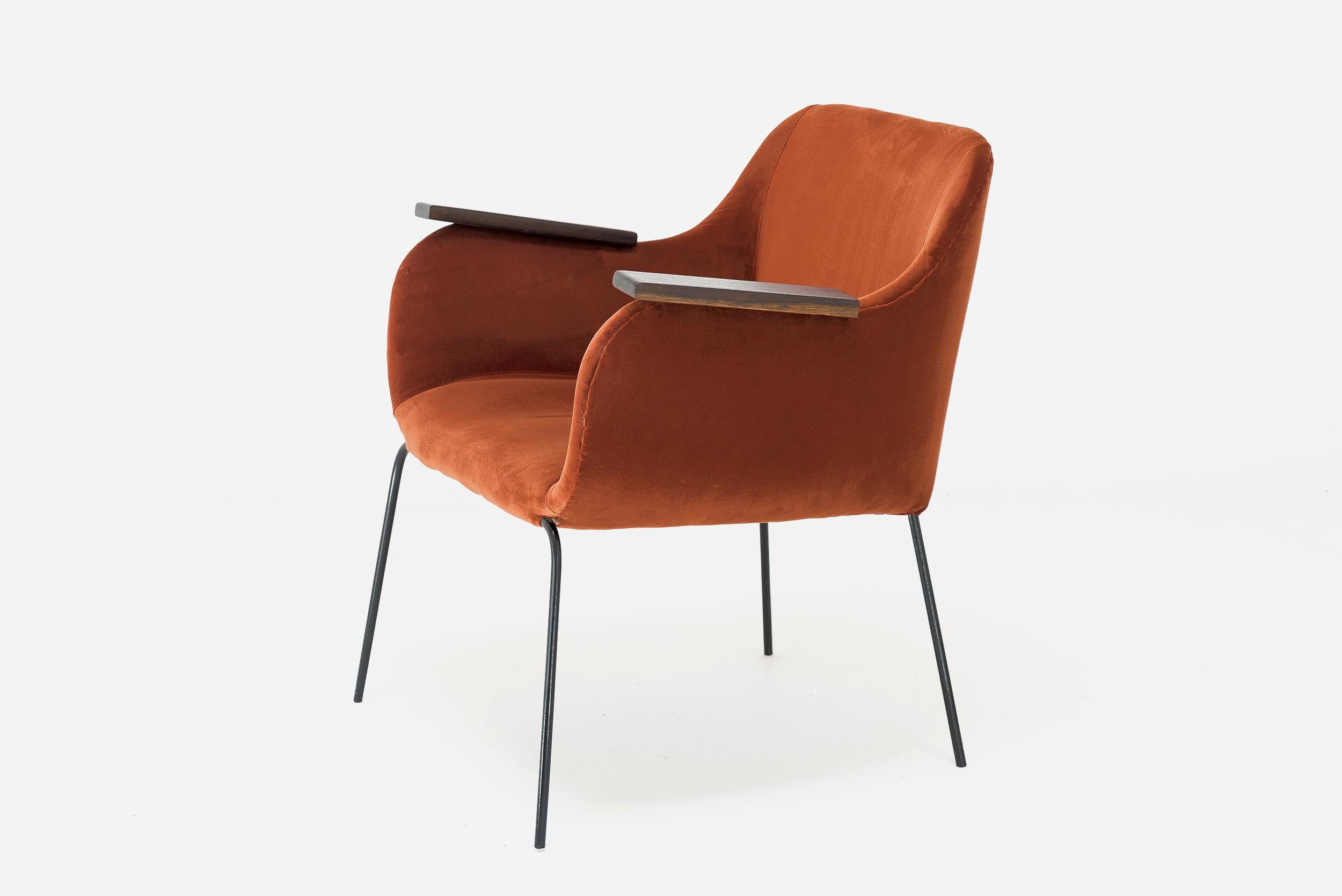 Carlos Hauner & Martin Eisler
Pair of armchairs
Manufactured by Forma Moveis
Brazil, 1950
Iron, velvet upholstery

Orange Velvet Upholstery 

Measurements
63 cm x 53 cm x 76h cm
24,8 in x 20,86 in x 29,92h in

Bio
Beside Carlos Hauner,