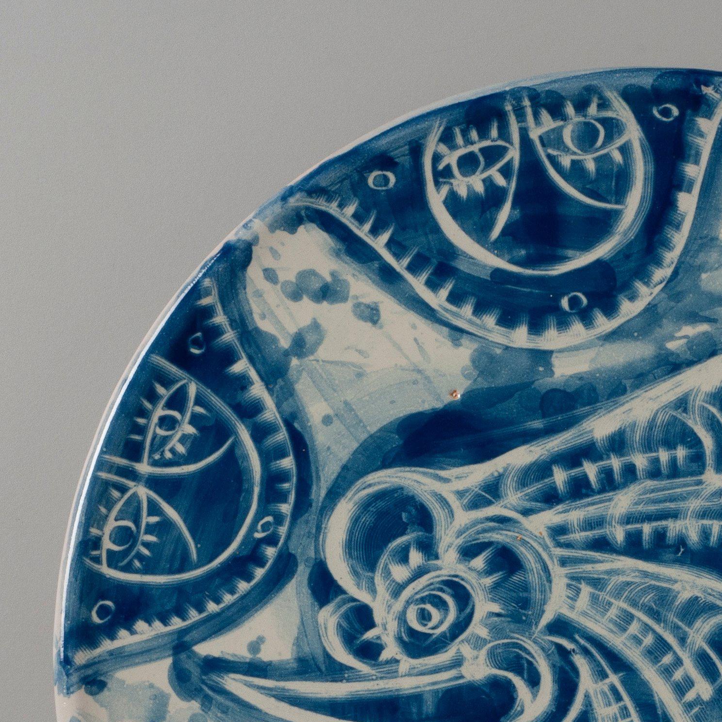 Placa de Talavera - Figurative Sculpture Gris de Carlos Luna