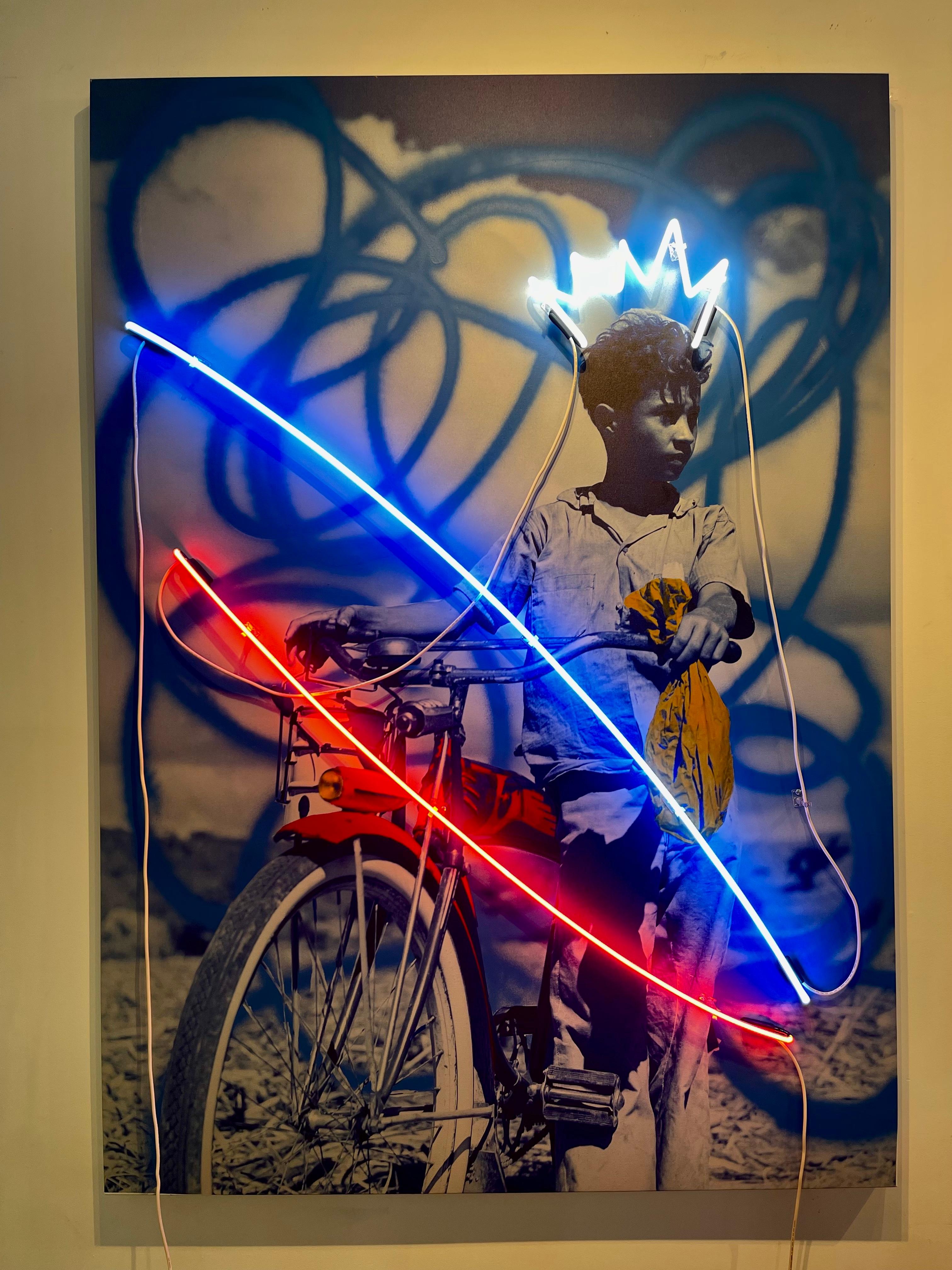 Blau  Bauernjunge  Mit dem Fahrrad zum Mittagessen auf das Zuckerfeld 2 – Mixed Media Art von Carlos Mercado