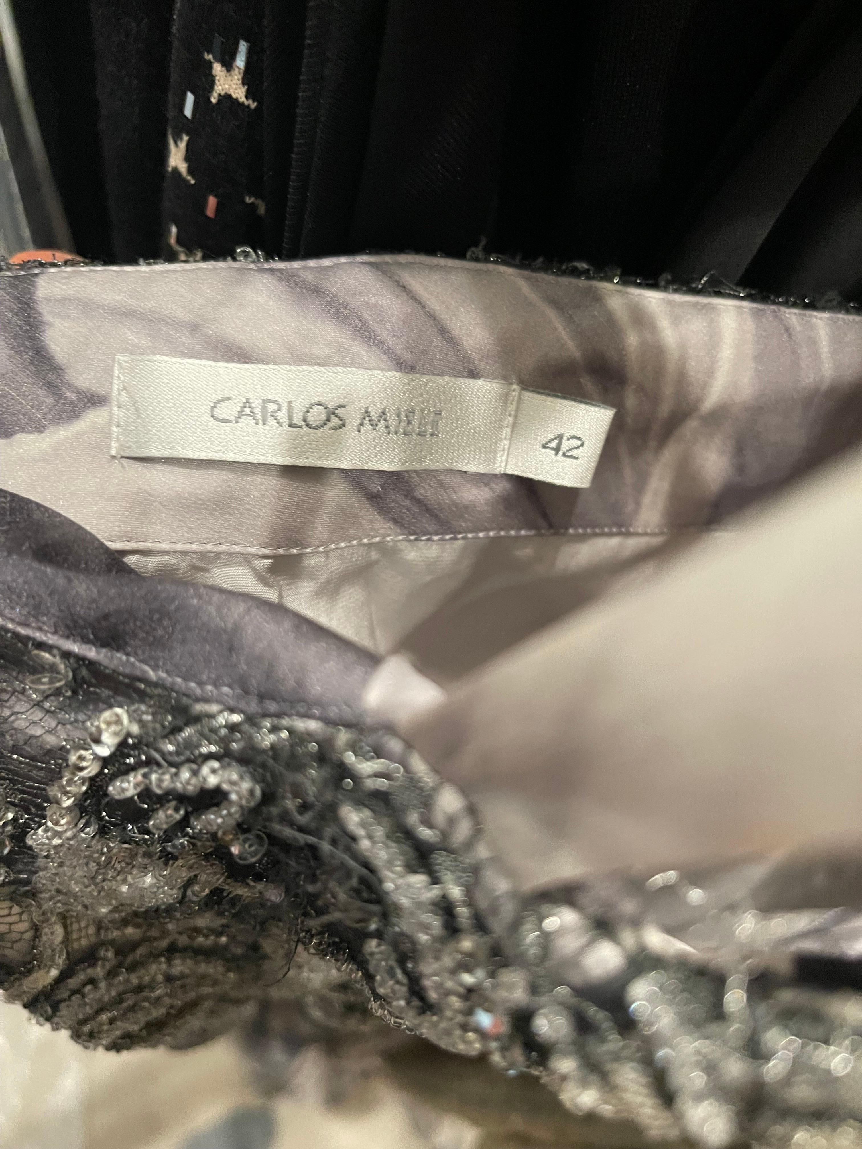 Magnifique robe de soirée CARLOS MIELE Printemps 2009 ! Robe de soirée grise, noire et blanche à imprimé abstrait de fleurs et de roses ! Cette robe a été conçue avec la plus grande attention aux détails. On s'en aperçoit immédiatement lorsqu'on le