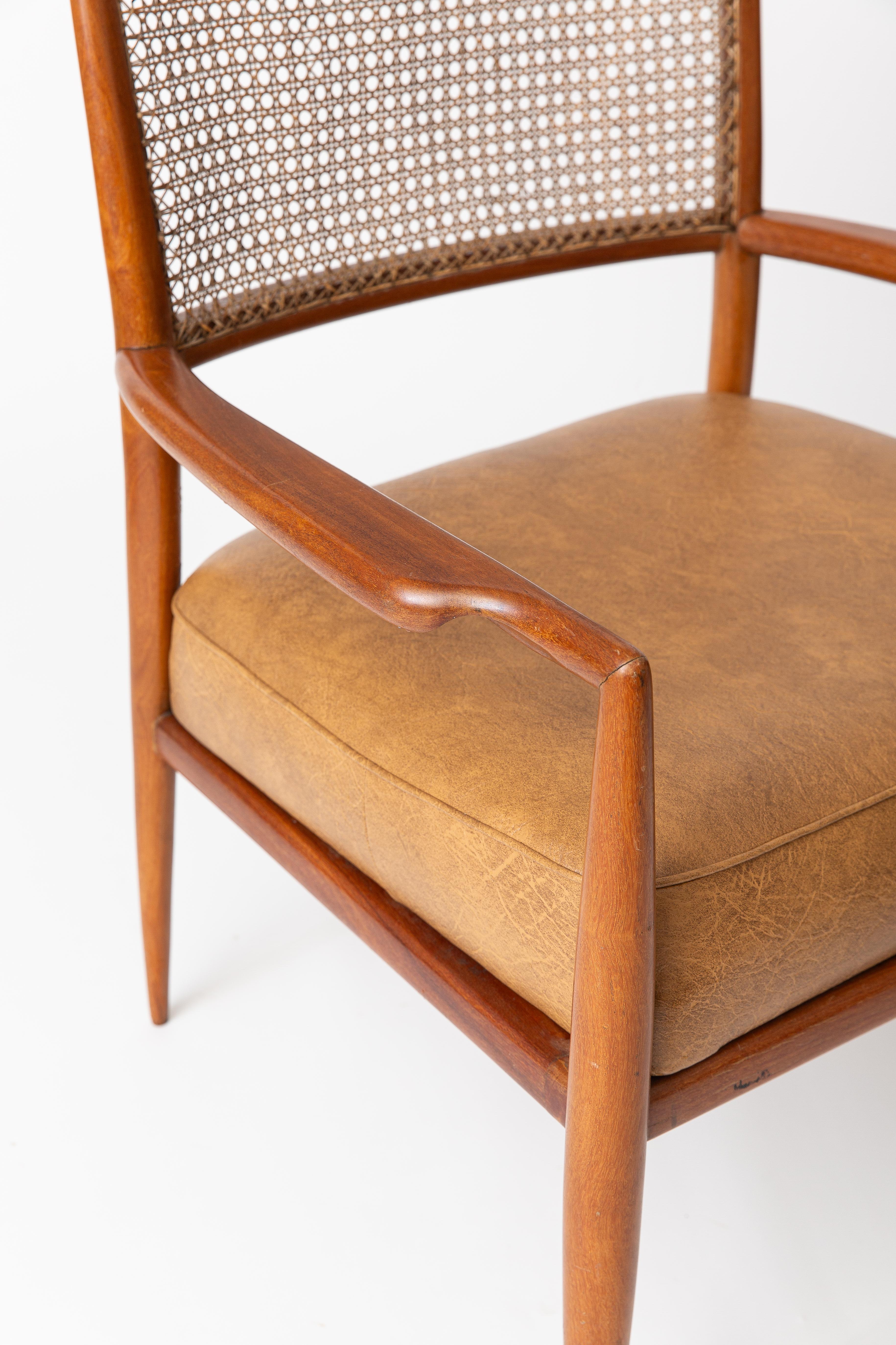 Cette chaise MF5 a été conçue par Carlos Milan de la société de design Branco e Preto au Brésil. Il se compose de bois massif, de canne tressée et de tissus d'ameublement d'origine. 