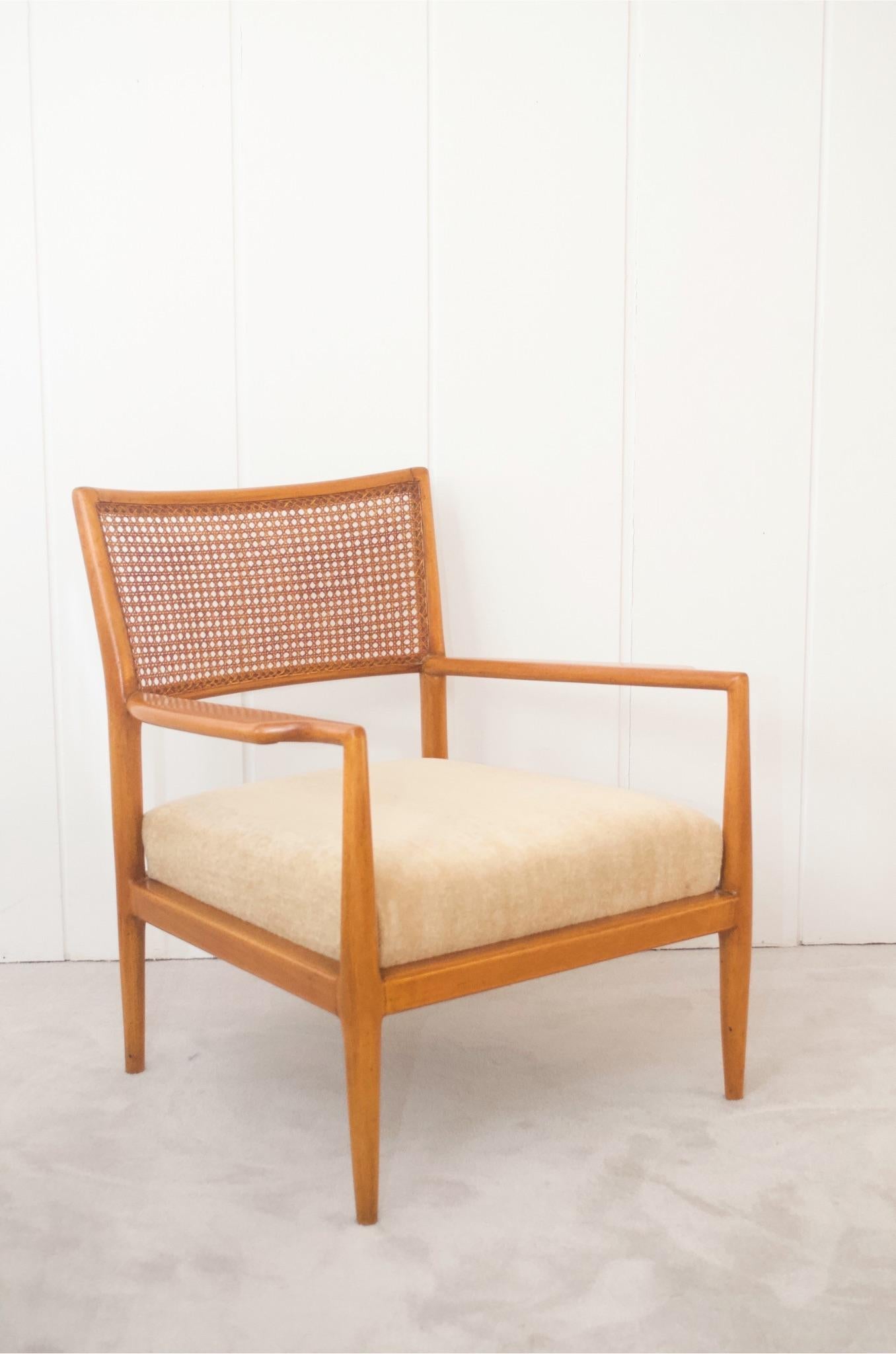 Carlos Milan
Stuhl MF5, Modell von Carlos Milan vom brasilianischen Designbüro Branco e Preto. 
Massivholz, geflochtenes Rohr und Mohair-Samt. 
Brasilien, um 1950.
H. 78 cm, B. 60 cm, T. 73 cm.