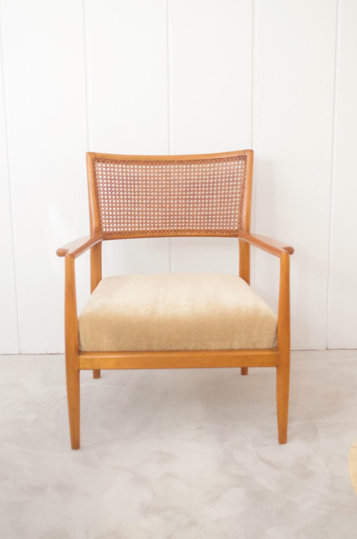 Carlos Milan MF5 Stuhl aus Massivholz, Schilfrohr und Mohair-Samt, Brasilien, um 1950 (Moderne der Mitte des Jahrhunderts) im Angebot