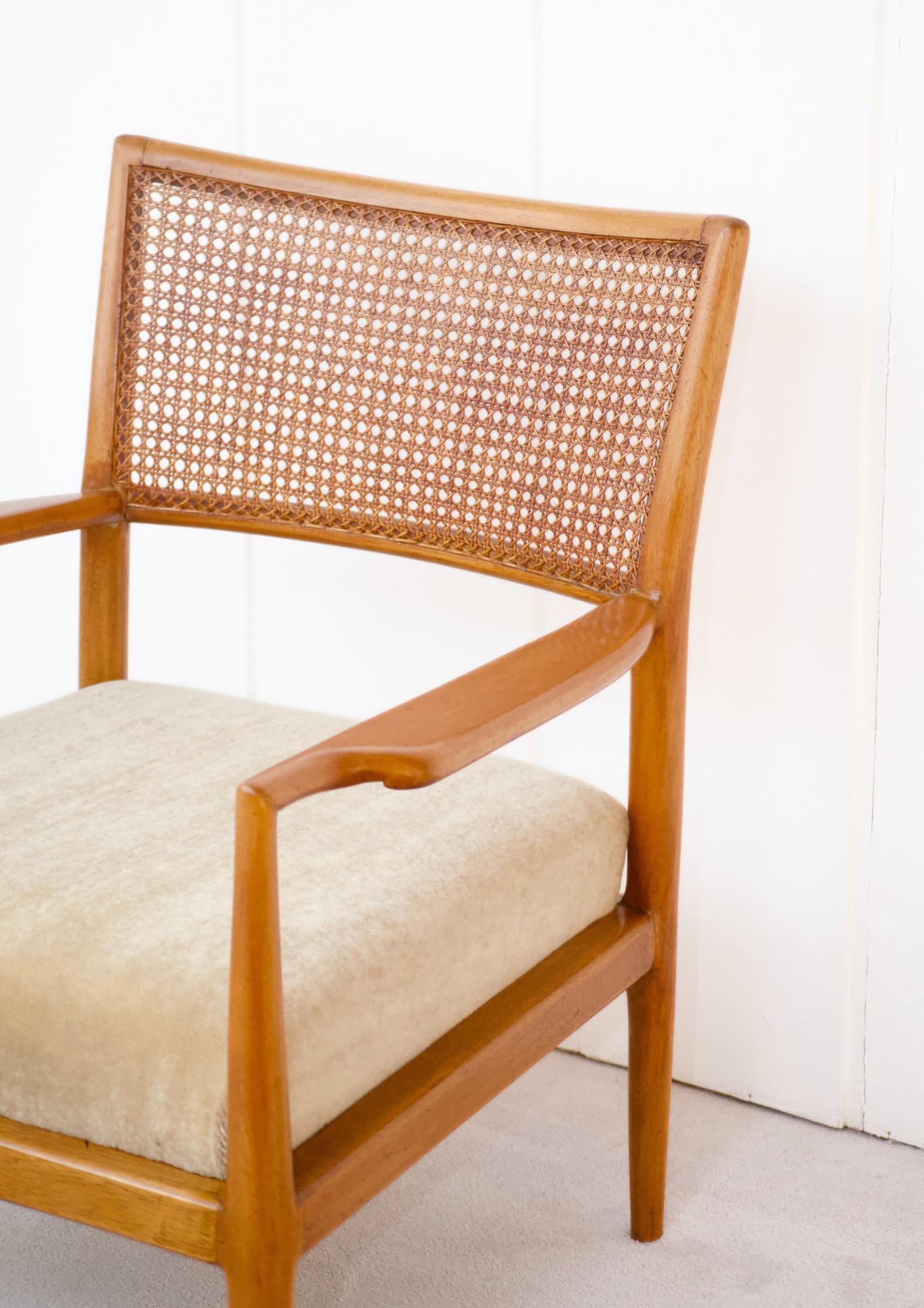 Carlos Milan MF5 Stuhl aus Massivholz, Schilfrohr und Mohair-Samt, Brasilien, um 1950 (Brasilianisch) im Angebot