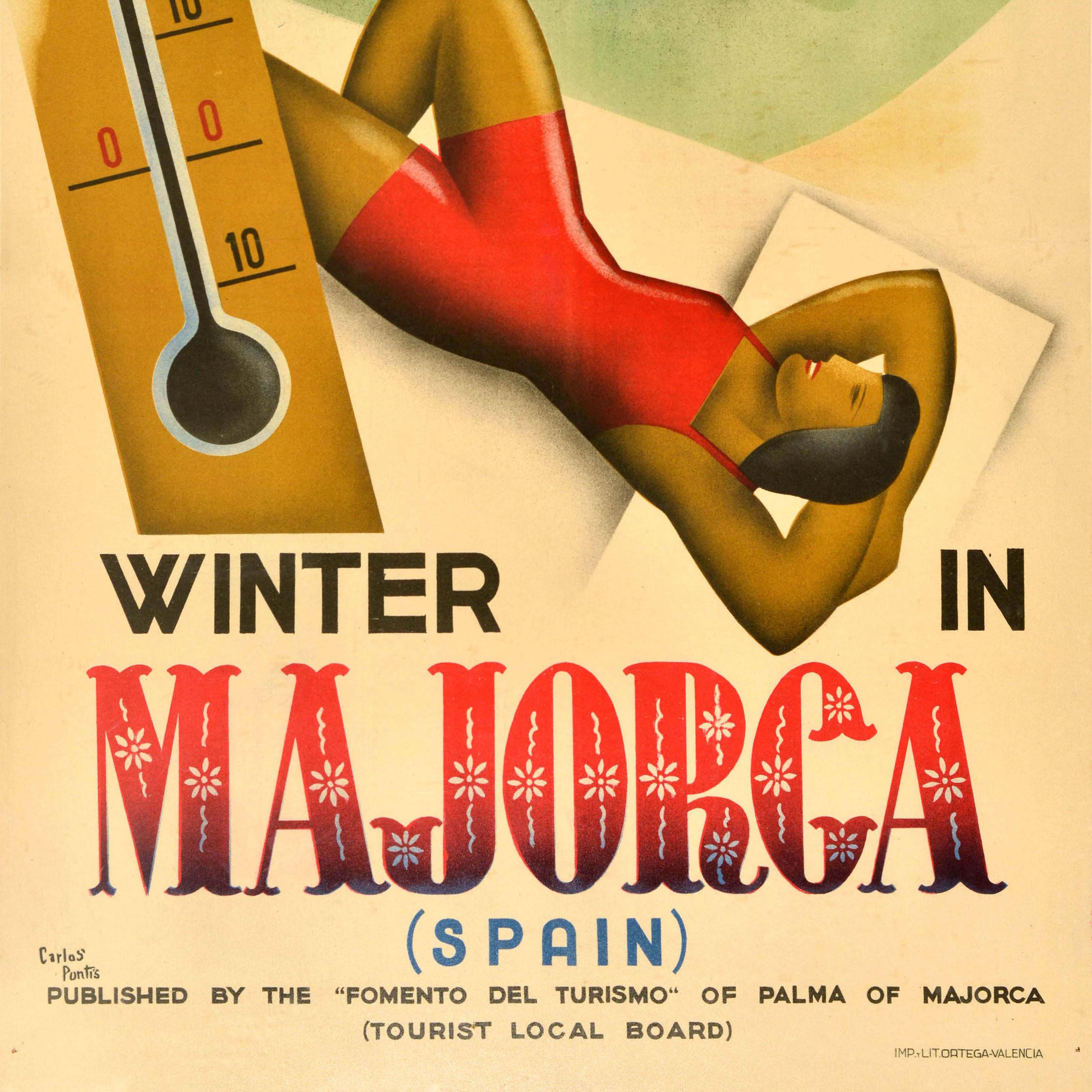 Original Vintage-Werbeplakat - Winter in Mallorca Spanien - mit einer Art-Deco-Illustration einer Dame in einem roten Badeanzug, die sich sonnt, mit einem Thermometer, das eine warme Temperatur von über 20'C im Vordergrund anzeigt, einer malerischen