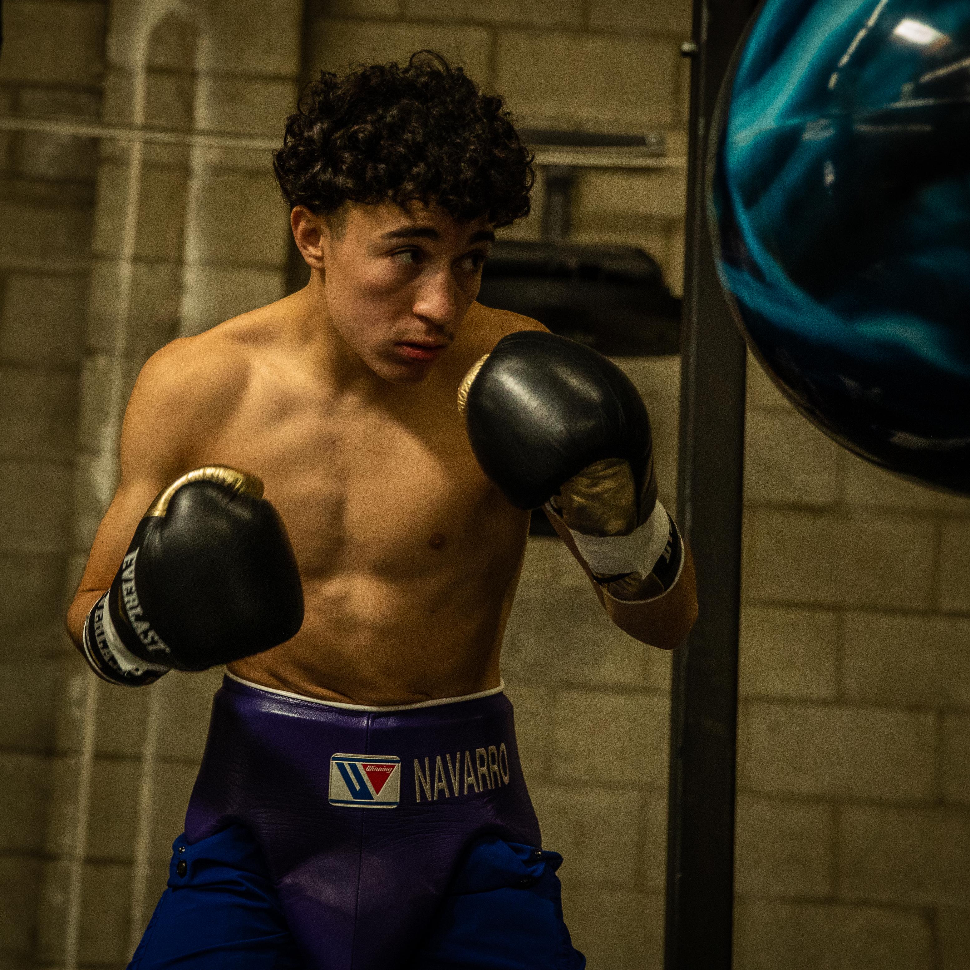 Guardando a Parigi, Olimpiadi 2024, Artista emergente, Boxe, Steven Navarro in vendita 1