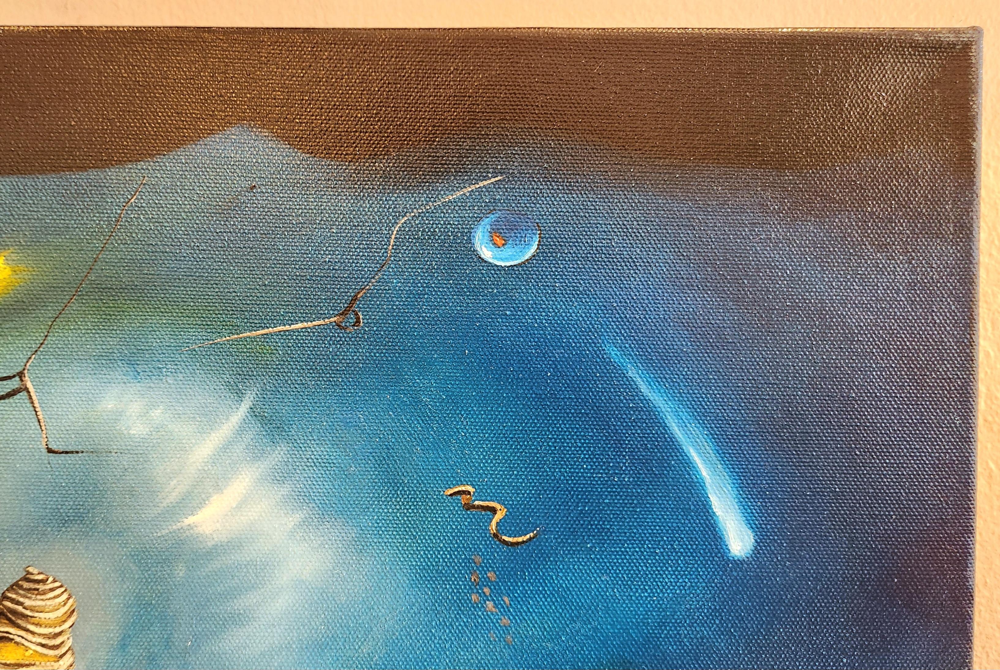 Questo dipinto a olio è un meraviglioso esempio di ideali surrealisti. Lo sfondo del dipinto è di un ricco blu con striature di bianco, giallo e sfere blu più chiare che sembrano vorticare intorno alla grande figura al centro dell'opera. La figura