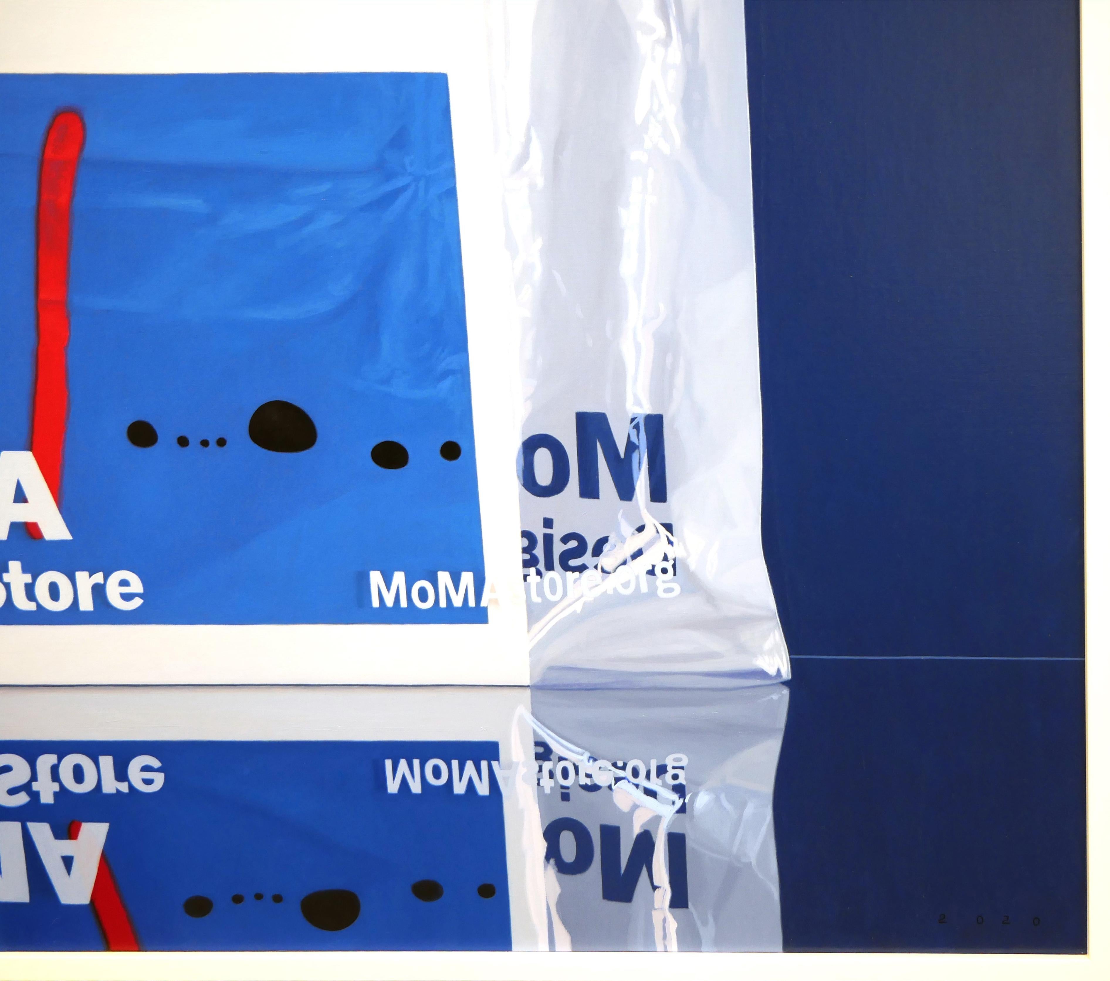 Bodegón contemporáneo hiperrealista del artista chileno Carlos Vega Faúndez. La obra incluye un catálogo de la exposición de Miró en una bolsa de la Tienda de Diseño del MoMA (Museo de Arte Moderno). Firmado por el artista en la esquina inferior