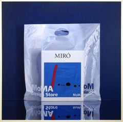 "Miró @MoMA" Pintura contemporánea hiperrealista de un bodegón azul de un libro
