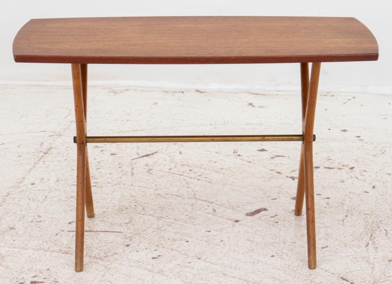 Jo Carlsson for JOC Vetlanda Mid-Century Modern walnut side table with rounded rectangular top on X-form supports connected by a brass stretcher. In good vintage condition. Wear consistent with age and use.

Dimensions: 19