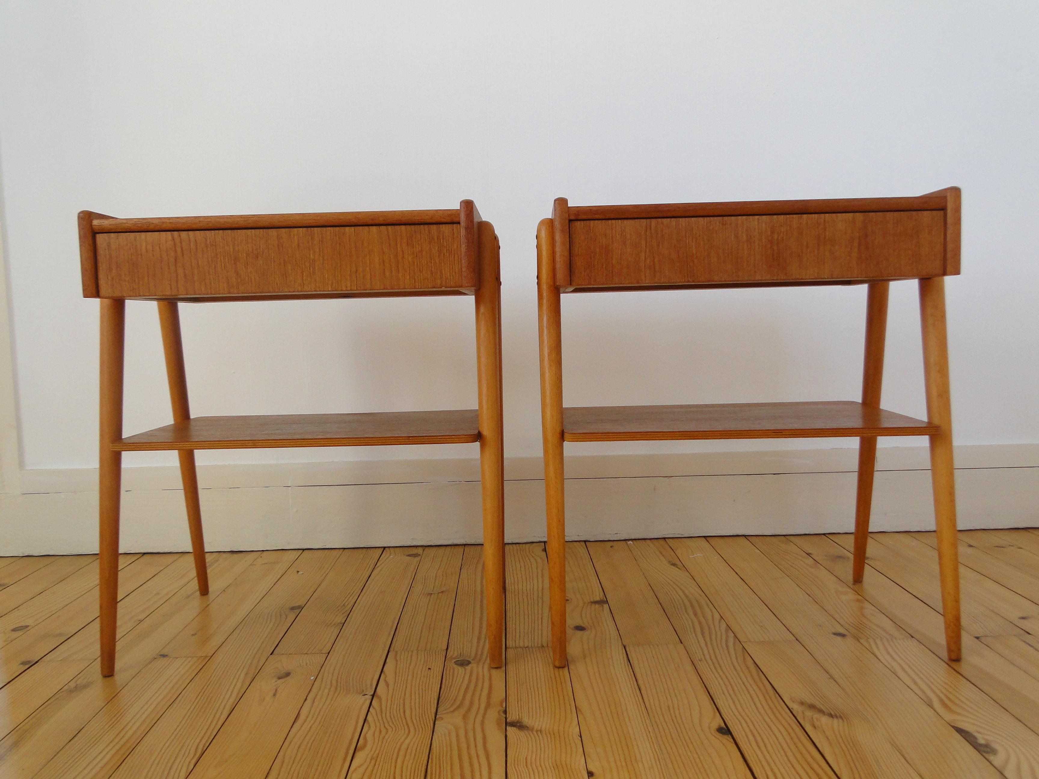 Paire de tables de chevet scandinaves en teck avec un tiroir et une étagère 
AB Carlström & Co. Möbelfabrik 1960.

Composé d'un tiroir et d'une étagère, base compas en bois massif.

Mesures : Hauteur : 52cm.
Largeur : 47cm.
Profondeur : 32cm.

Très