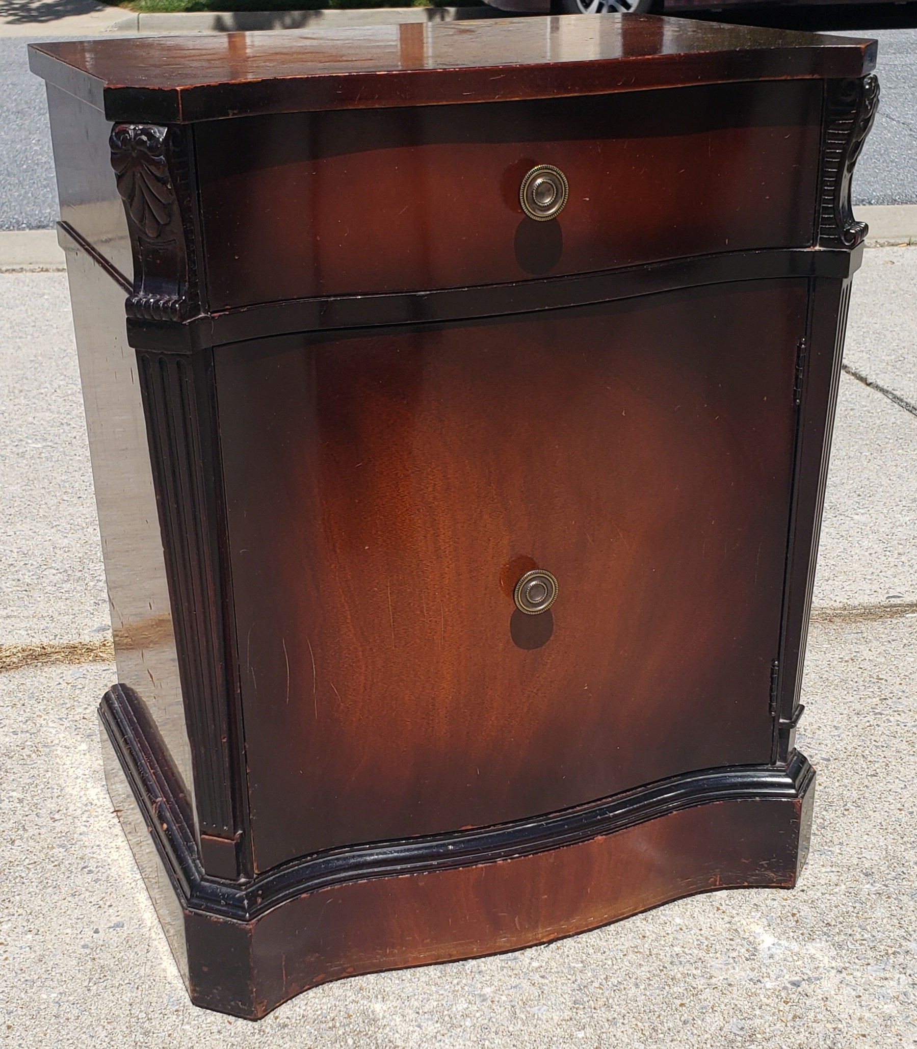 Varnished Carlton House Chippendale Style Fruitwood Bedside Tables a Pair For Sale