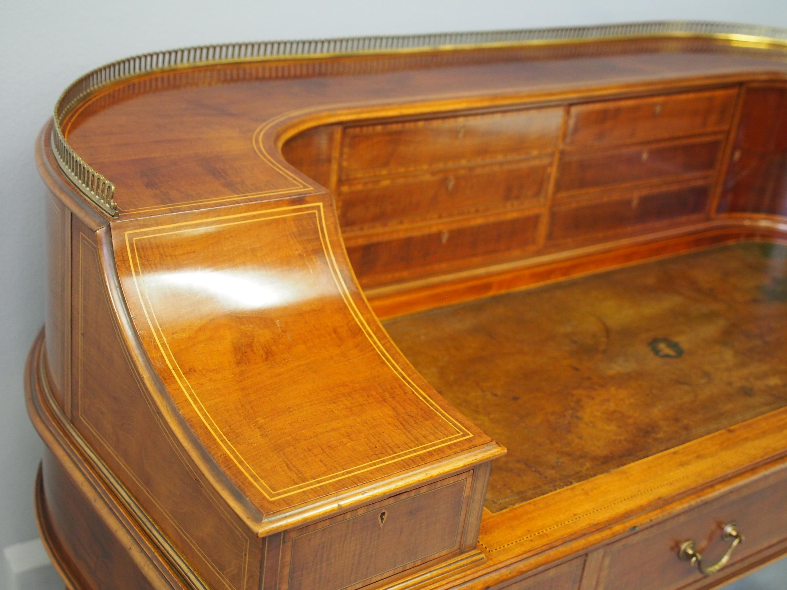 Carlton House Desk by Gillows of Lancaster For Sale 1