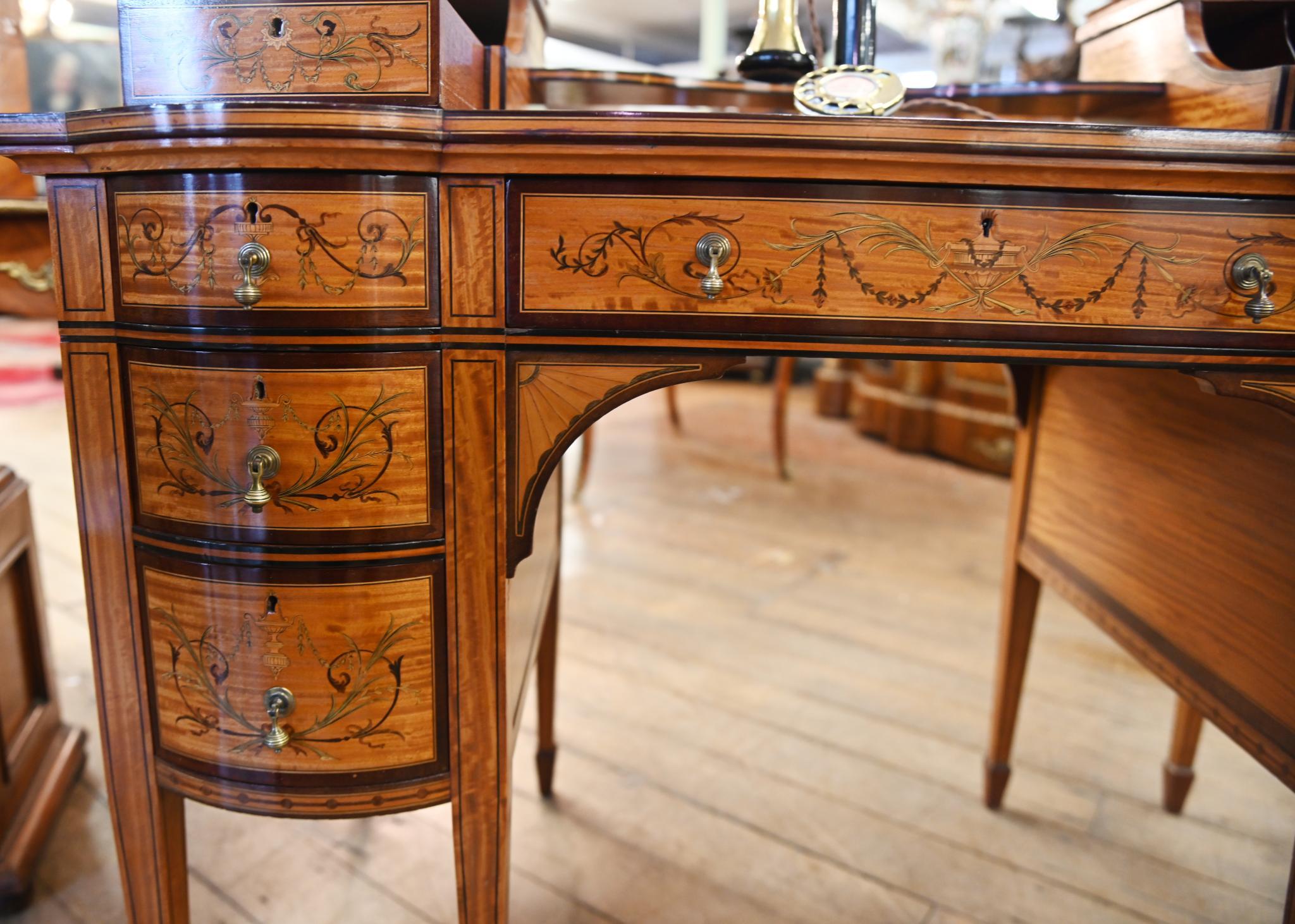 Splendida scrivania in legno satinato di Carlton house con piano in pelle lavorata
Circa 1890 Adoro i dettagli dipinti alla Sheraton con motivi classici come festoni, urne, volute e fogliame.
In altri punti presenta un intricato lavoro di