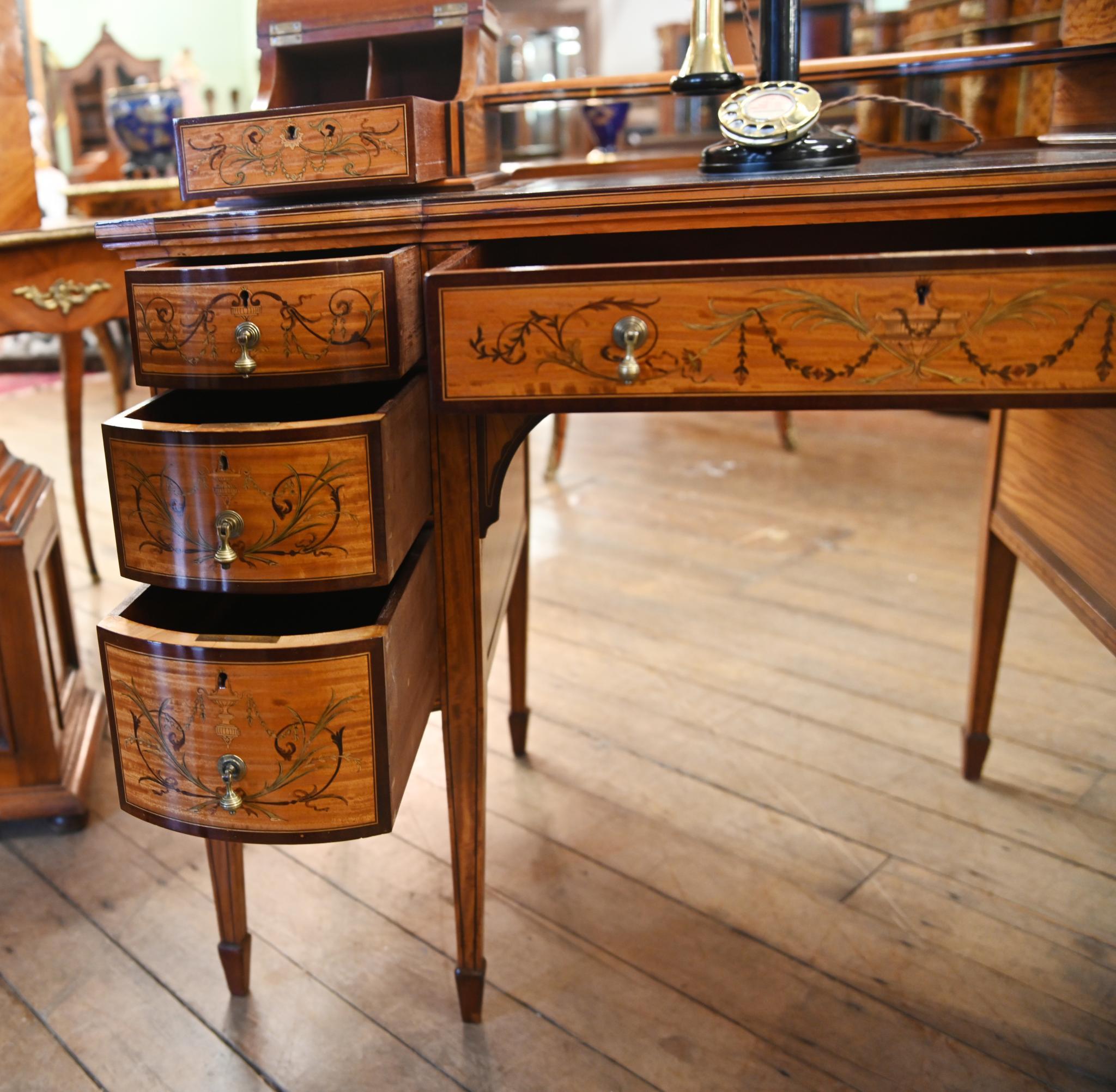 Scrivania Carlton House in legno satinato dipinto Regency 1890 In condizioni buone in vendita a Potters Bar, GB