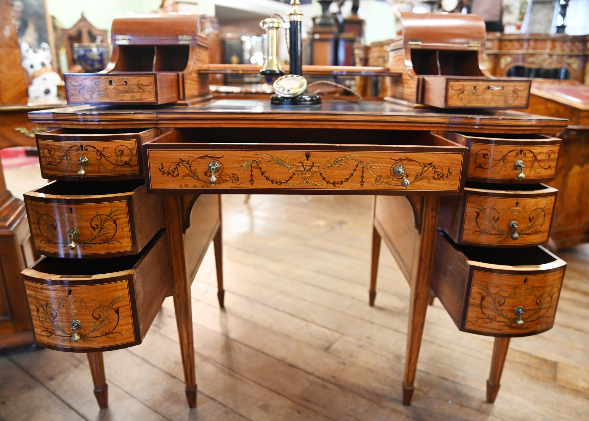 Legno di seta Scrivania Carlton House in legno satinato dipinto Regency 1890 in vendita