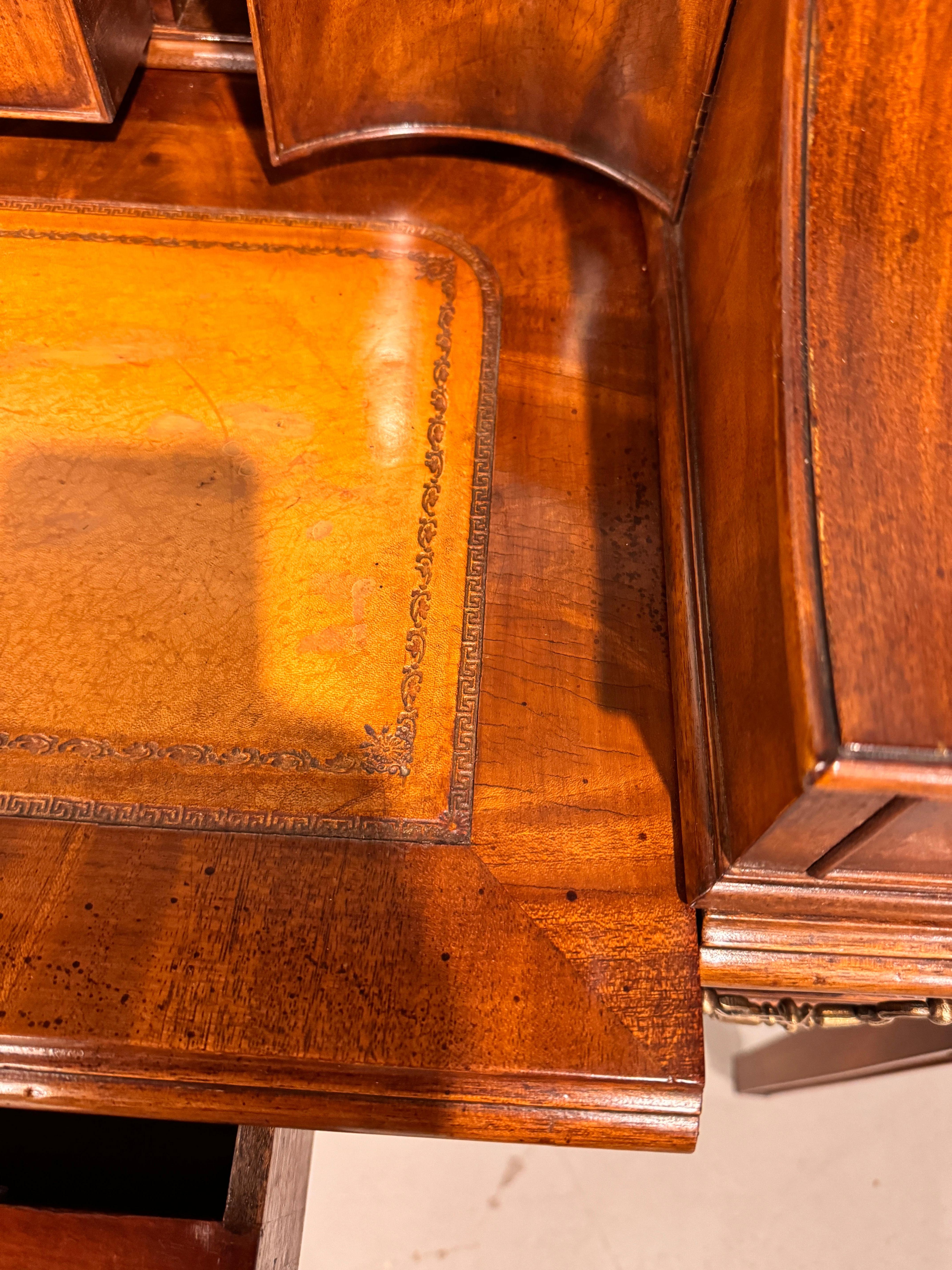 Carlton House-Schreibtisch im englischen Stil von Carlton mit Leder-Schreibfläche, Vintage im Angebot 3