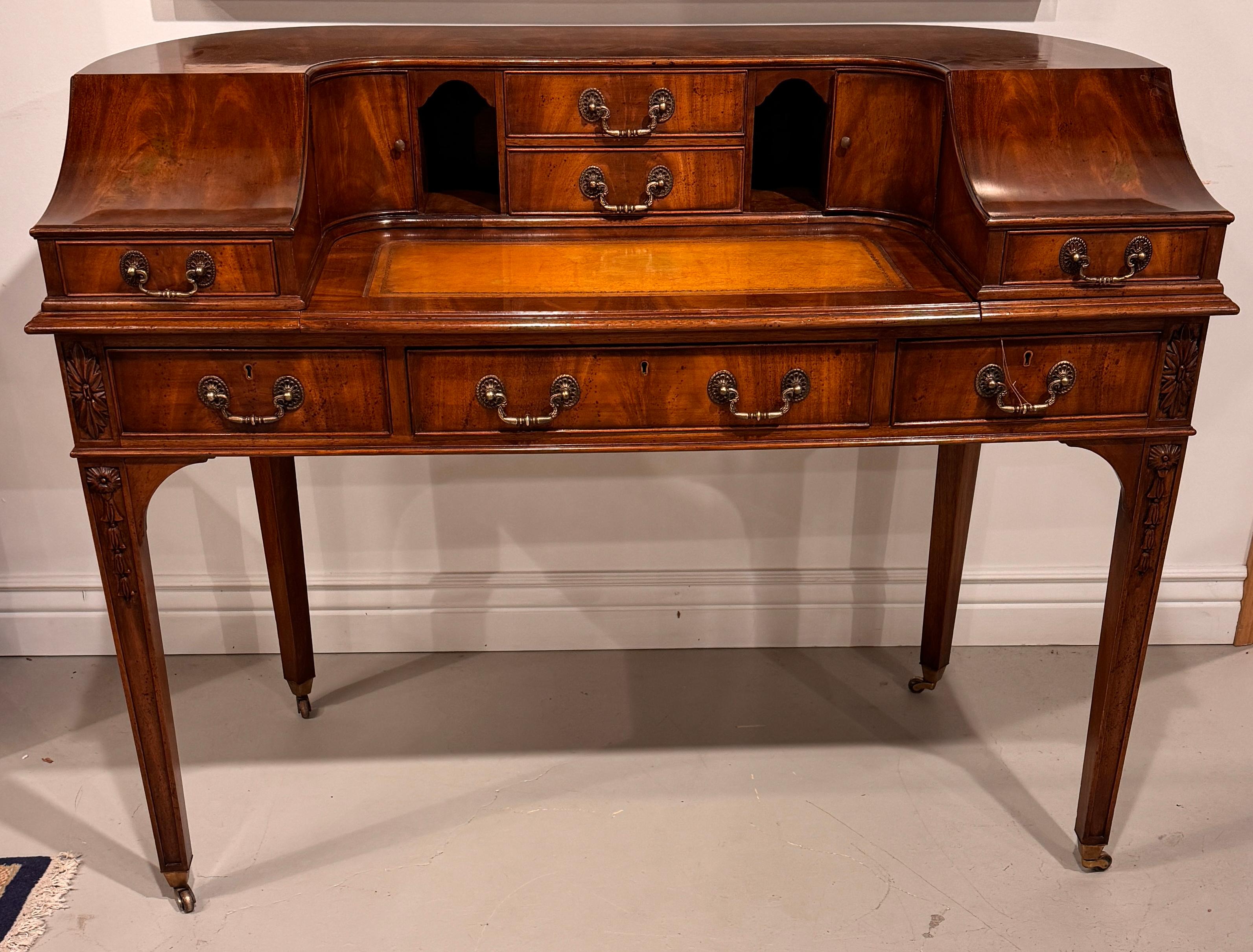 Carlton House Desk Vintage English Styling with Leather Writing Surface In Good Condition For Sale In Toronto, CA