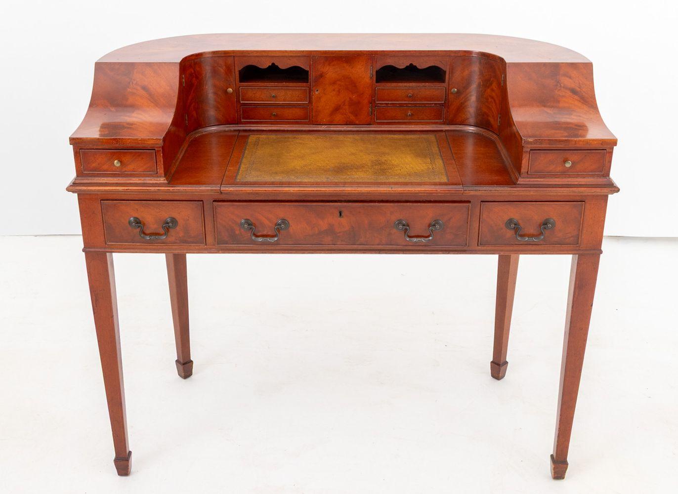 Scrivania in mogano in stile Carlton House, con superficie di scrittura in pelle verde dorata sopra uno scomparto segreto, etichetta Sahon Furniture all'interno del cassetto destro. 34