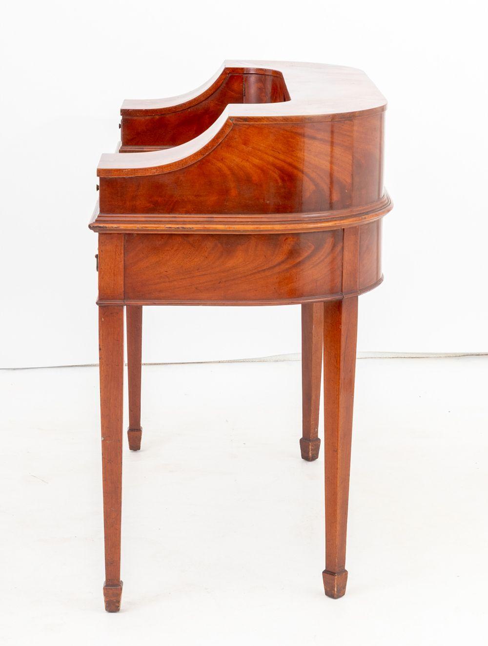 Pelle Scrivania in mogano in stile Carlton House in vendita