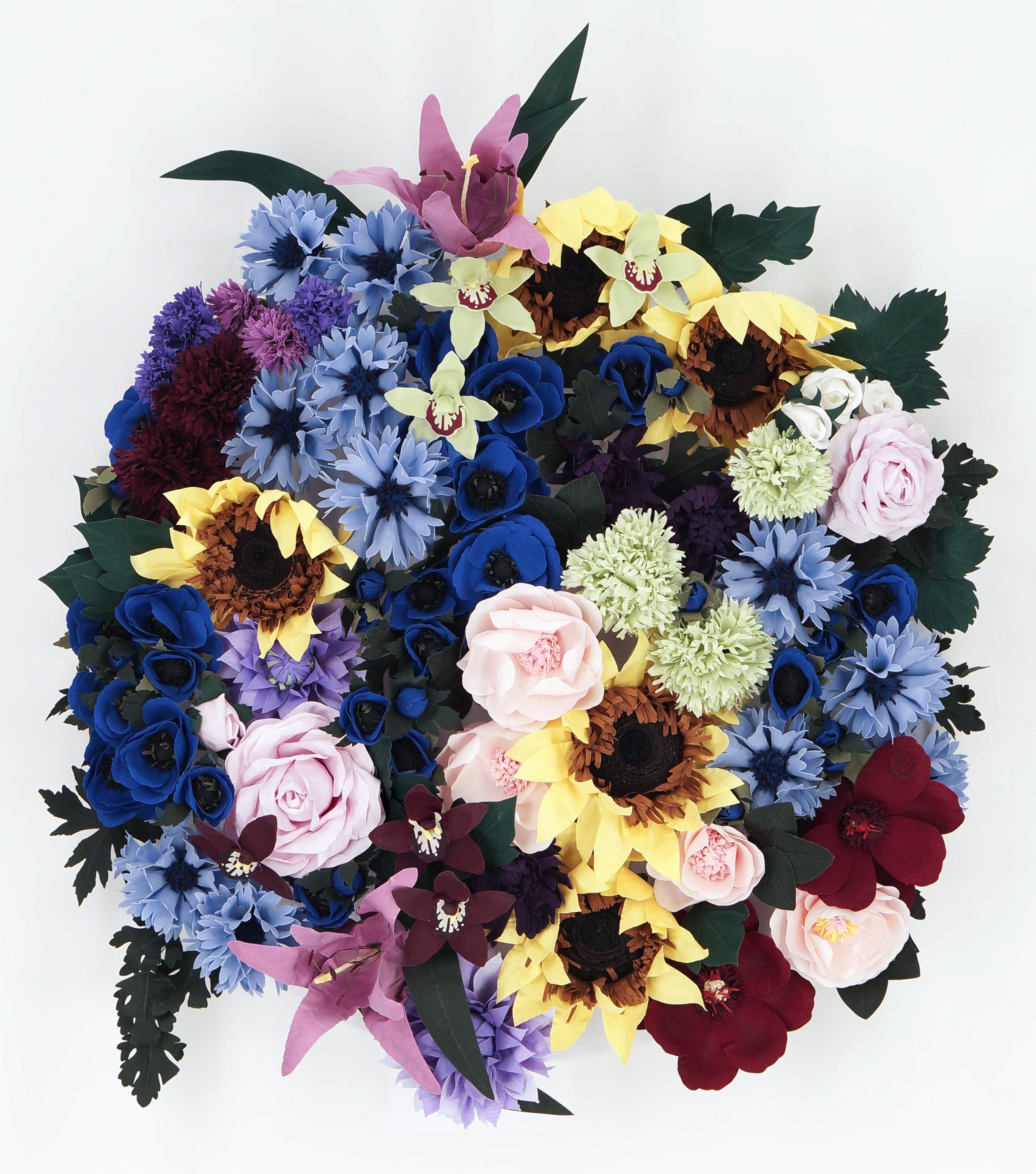 Arrangement aus Sonnenblumen, Anemonen und Kornblumen – Sculpture von Carlton Scott Sturgill