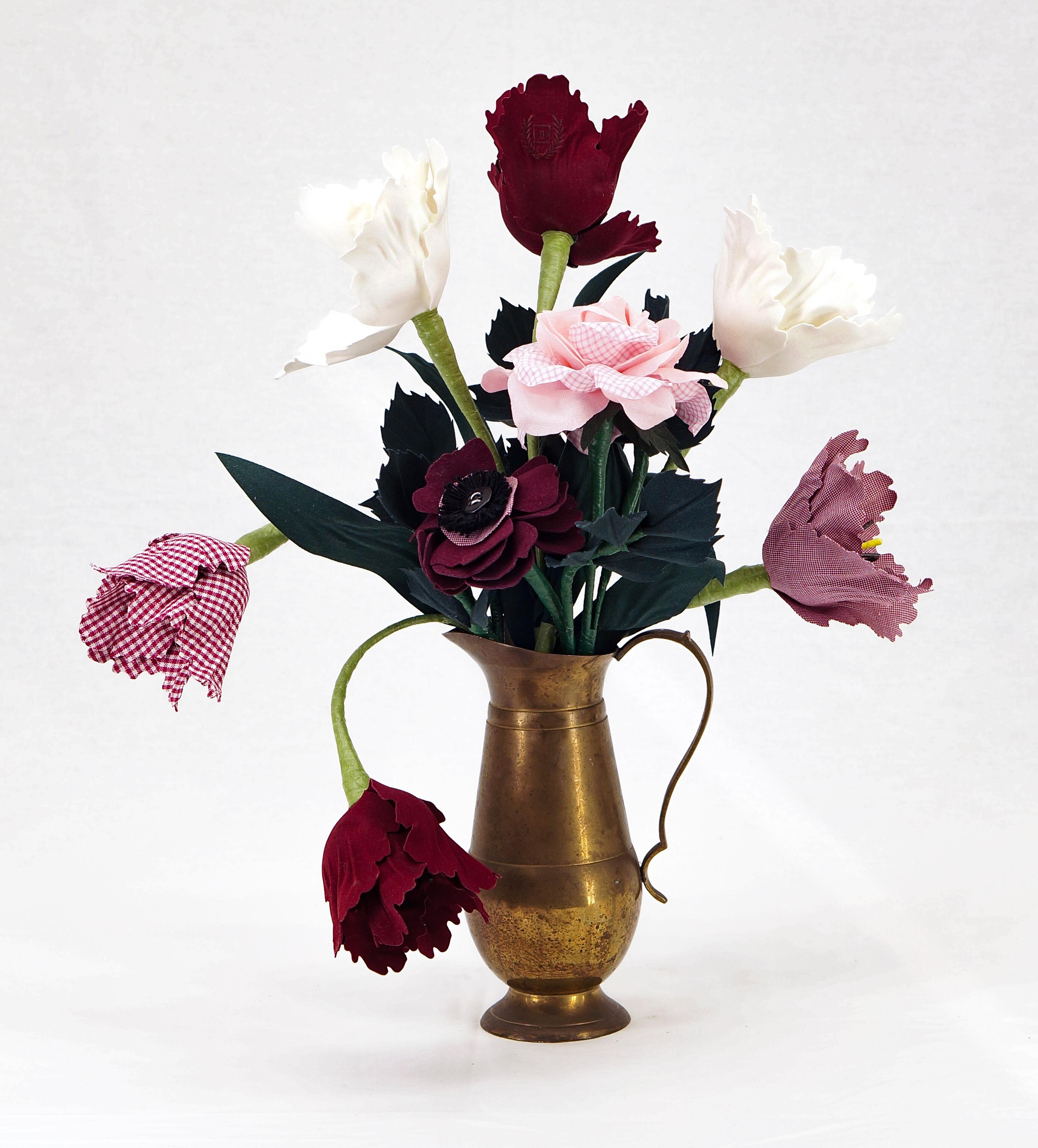Vase mit Rosen und Papagei-Tulpen