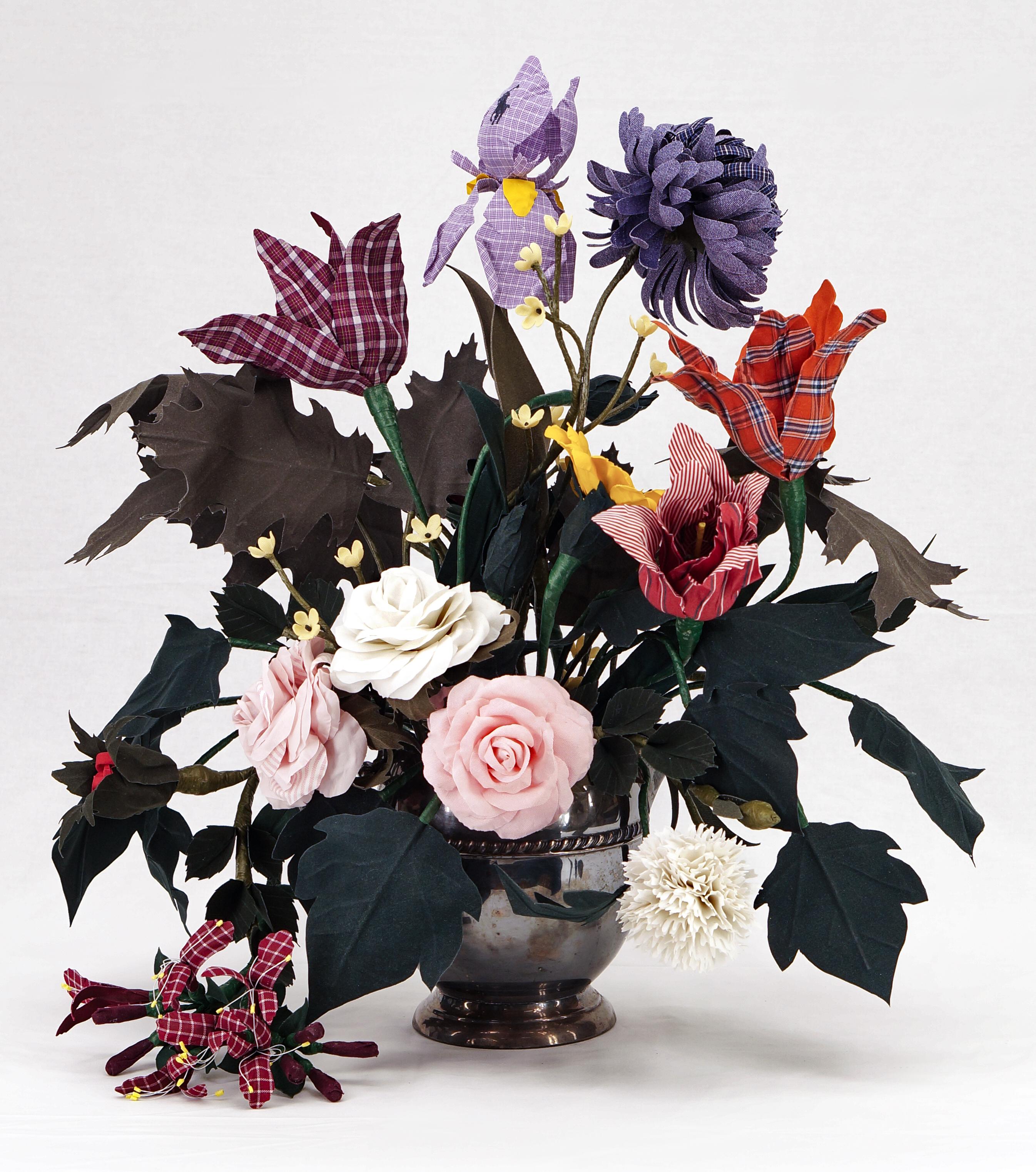Vase mit Rosen, Honighörnchen und Fasanenauge
