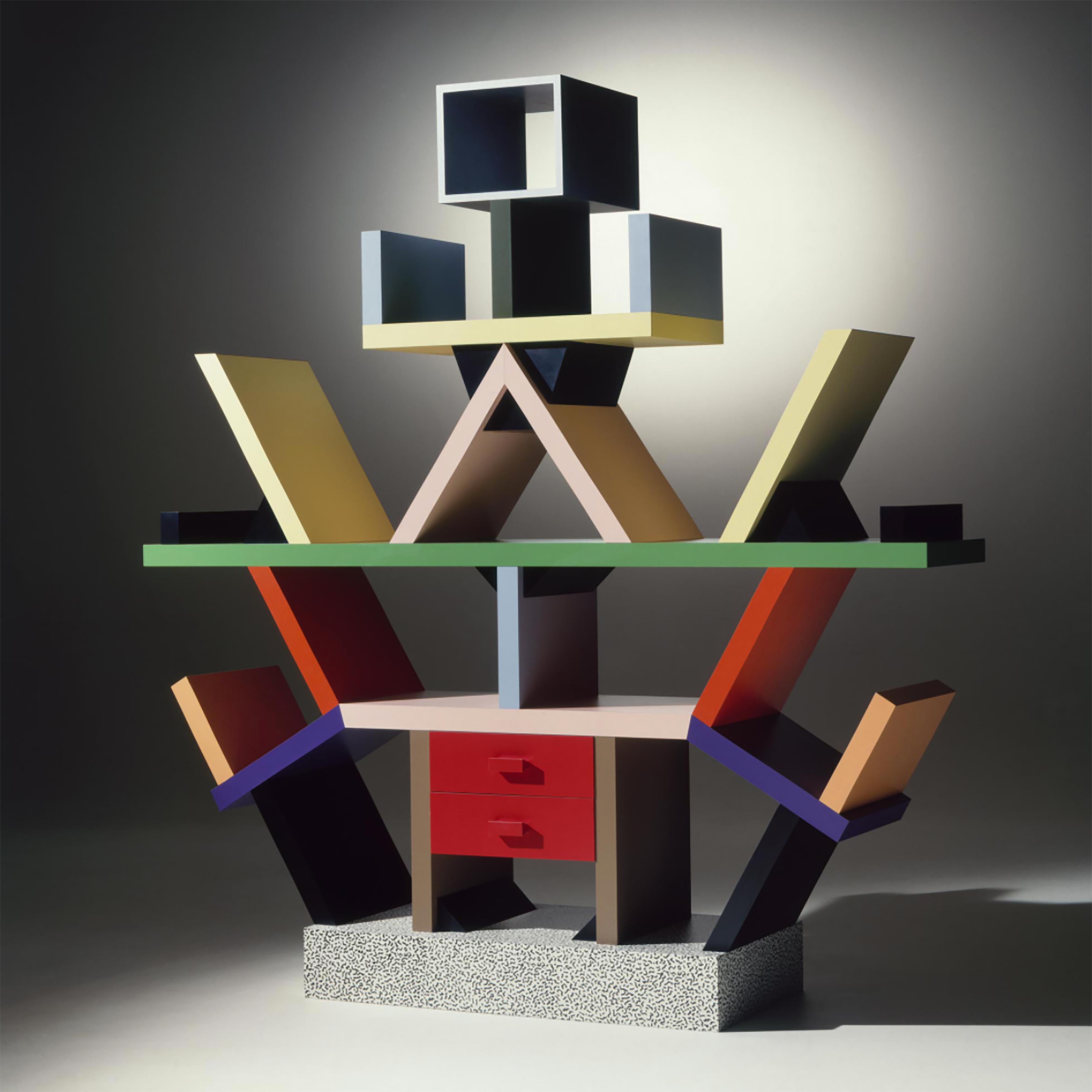 Ettore Sottsass Carlton Regal, 1981, von Memphis Italien, Raumteiler in sehr gutem Zustand.
Eine Ikone des zeitgenössischen italienischen Designs, signiert und nummeriert (Namensschild auf dem Sockel).
ein 