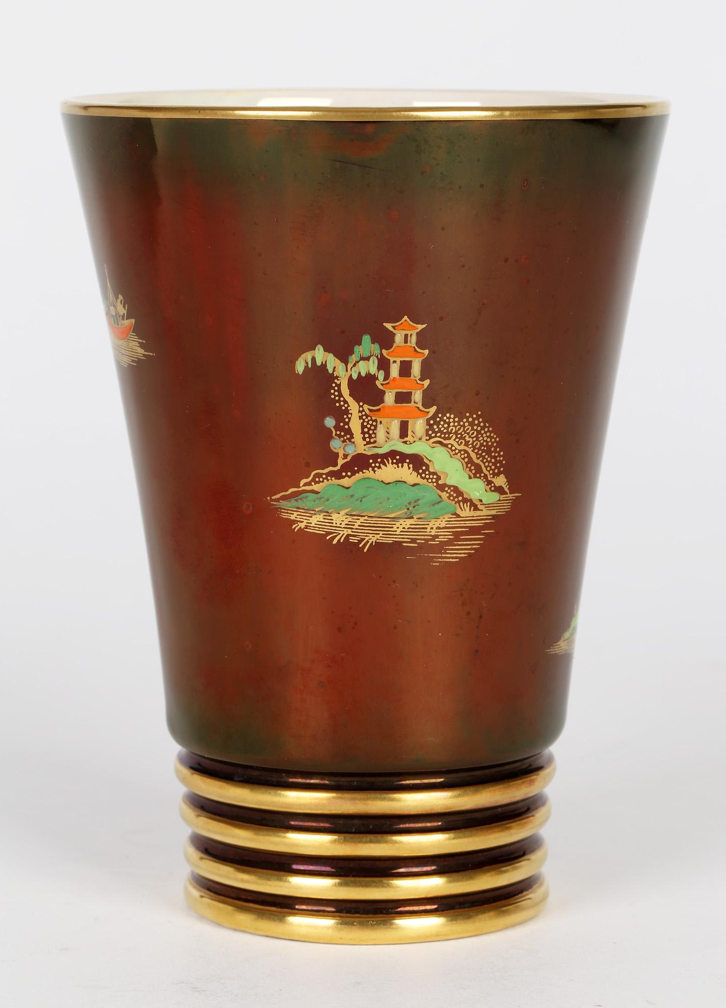 Eine fein gearbeitete Art Deco Carlton Ware Keramik Rouge Royal Mikado Muster Vase aus der Zeit zwischen 1935 und 1955. Die Vase hat eine konische Form und steht auf einem schmalen, abgerundeten Fuß mit vier geformten Ringen um den unteren Rand. Der