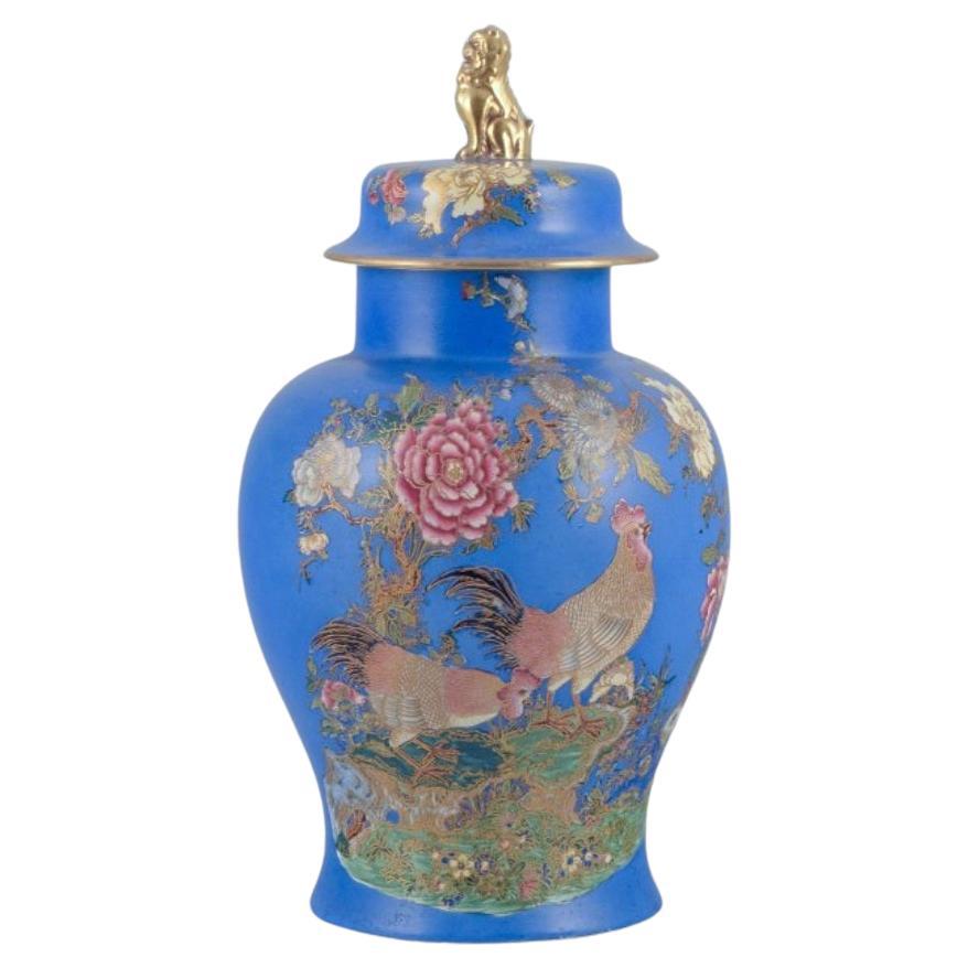 Carlton Ware, England. Große und seltene Vase mit Deckel aus Fayence. im Angebot