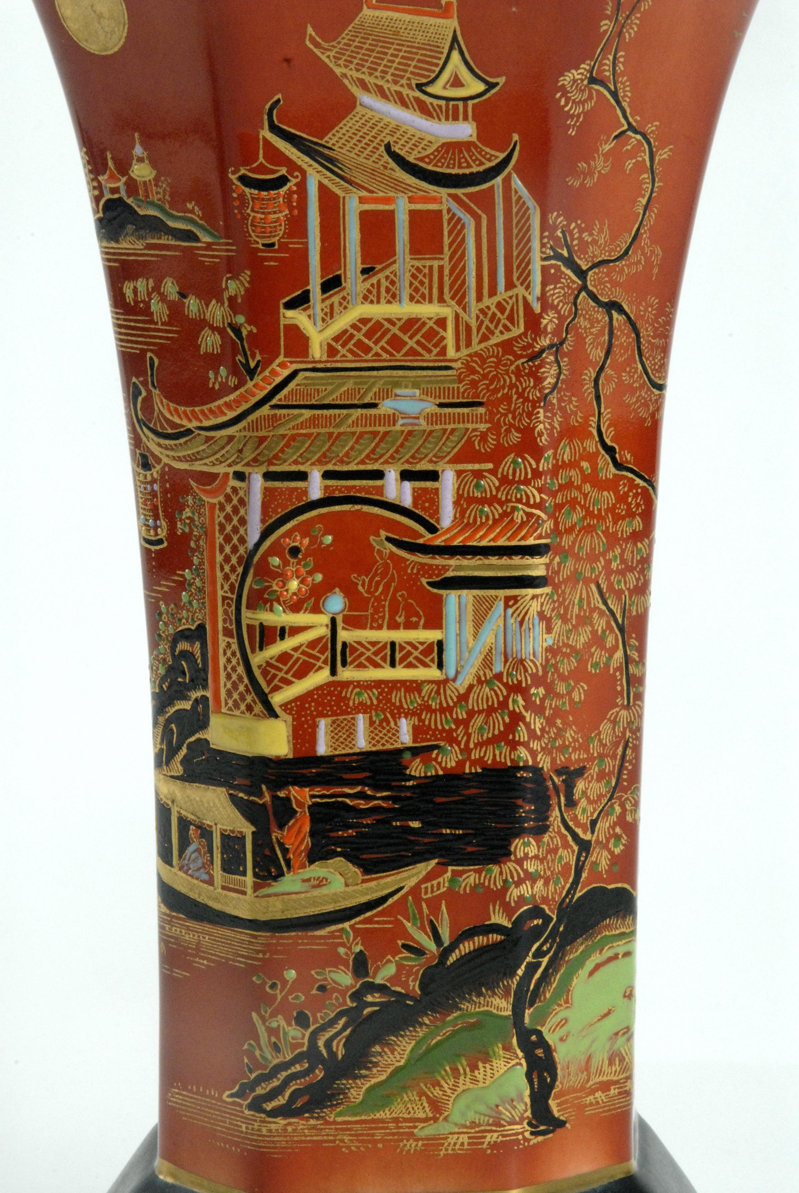 Chinoiseries Vase octogonal à motif Temple de Carlton Ware Angleterre, vers 1925 en vente
