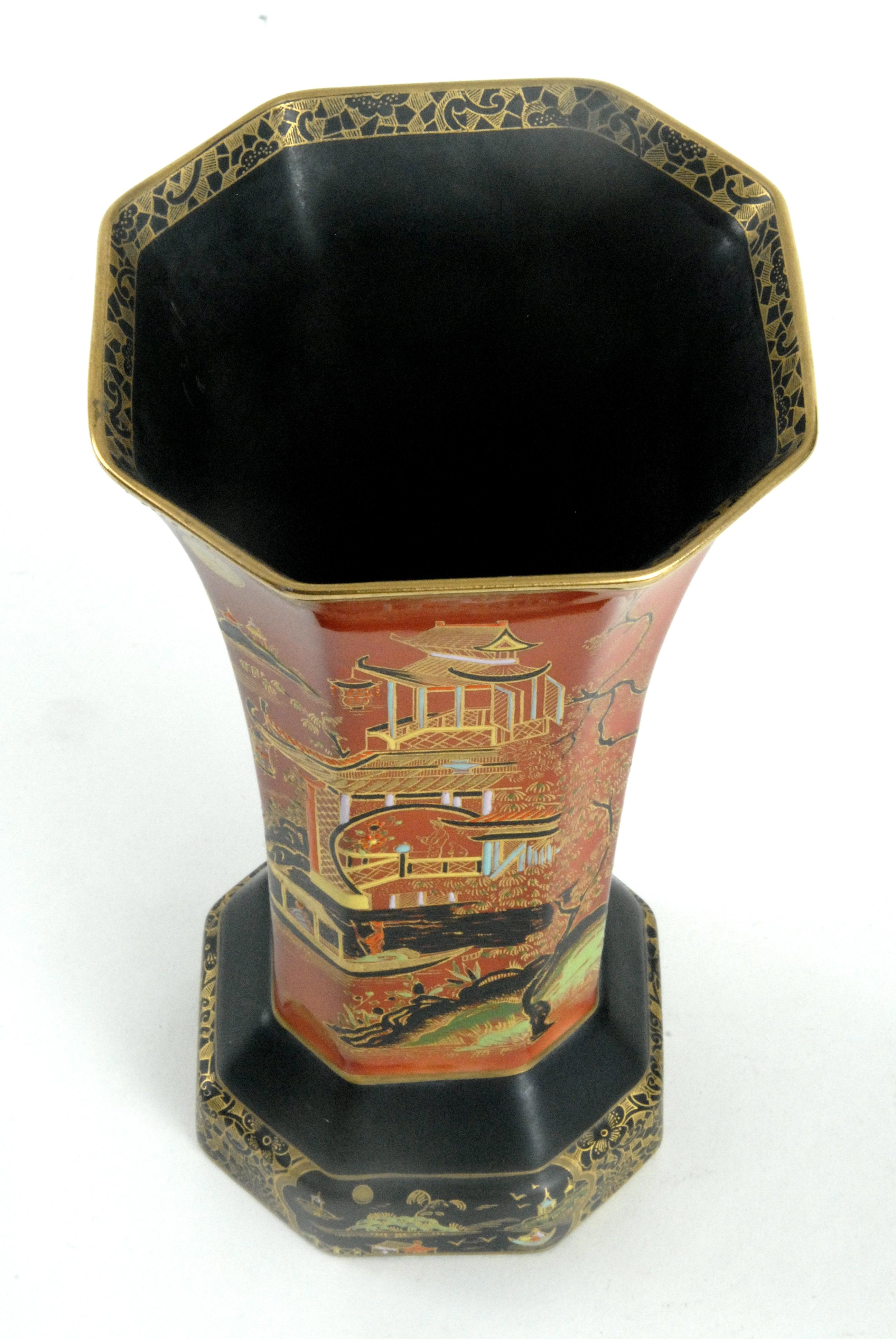 Anglais Vase octogonal à motif Temple de Carlton Ware Angleterre, vers 1925 en vente