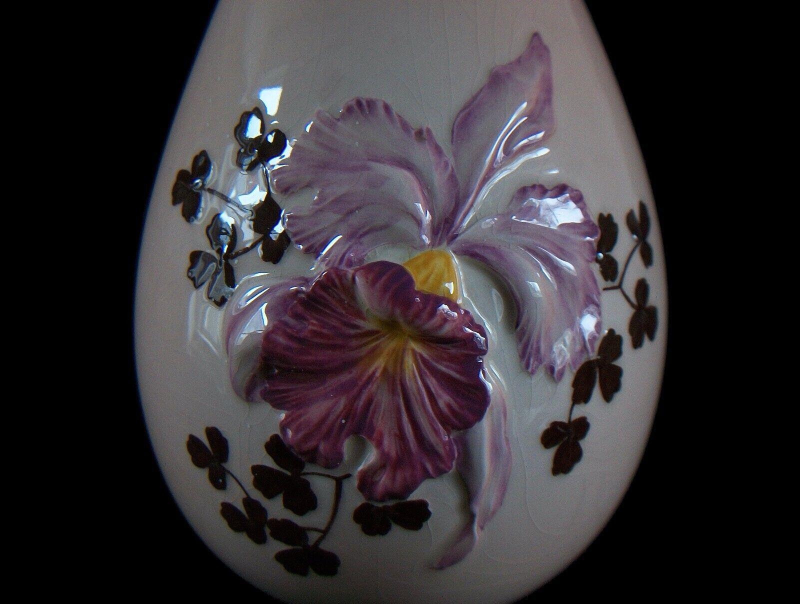 CARLTON WARE – große handbemalte und geprägte Orchideenvase – UK – Mitte des 20. Jahrhunderts im Angebot 6