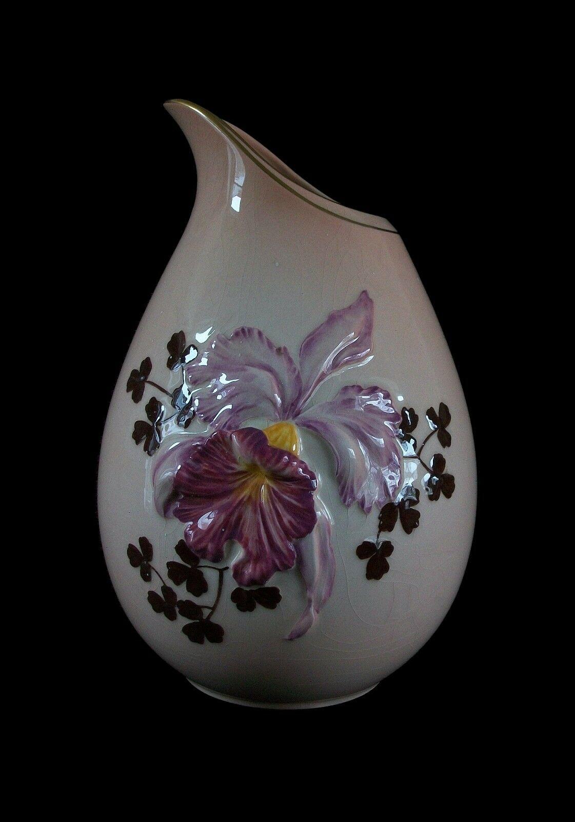 Anglais CARLTON WARE - Grand vase à orchidées peint à la main et gaufré - UK - Milieu du 20ème siècle en vente