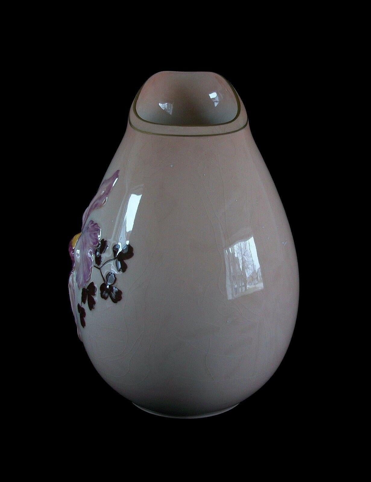 Vernissé CARLTON WARE - Grand vase à orchidées peint à la main et gaufré - UK - Milieu du 20ème siècle en vente