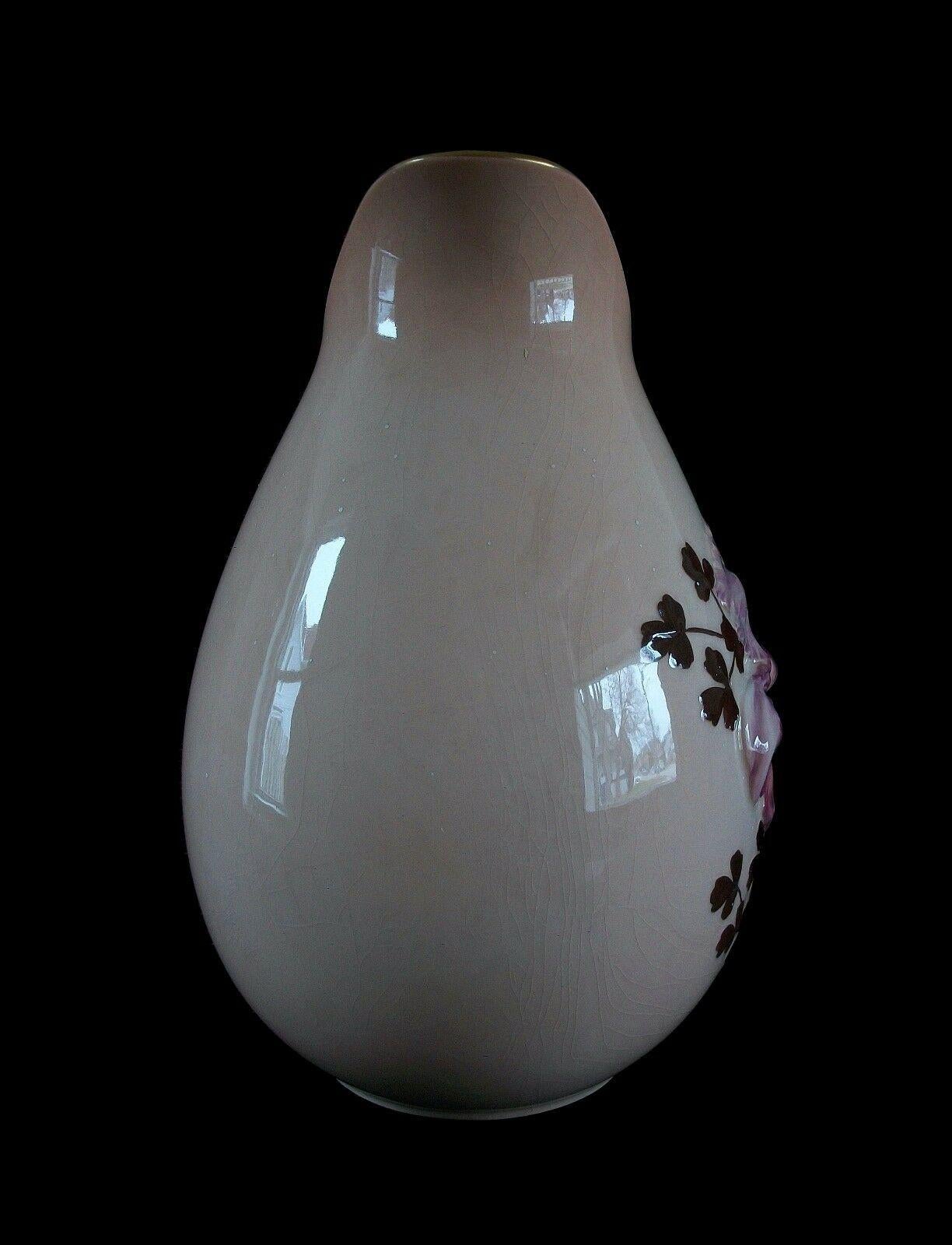 Céramique CARLTON WARE - Grand vase à orchidées peint à la main et gaufré - UK - Milieu du 20ème siècle en vente
