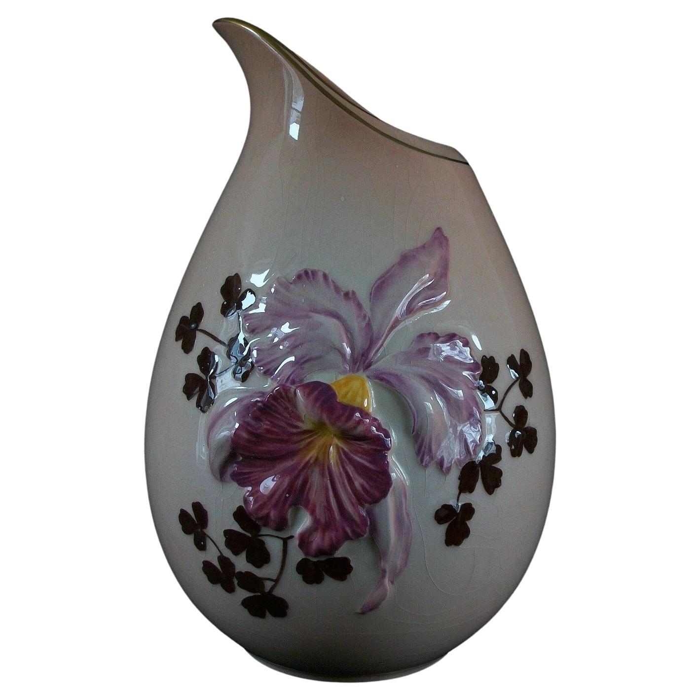 CARLTON WARE - Grand vase à orchidées peint à la main et gaufré - UK - Milieu du 20ème siècle
