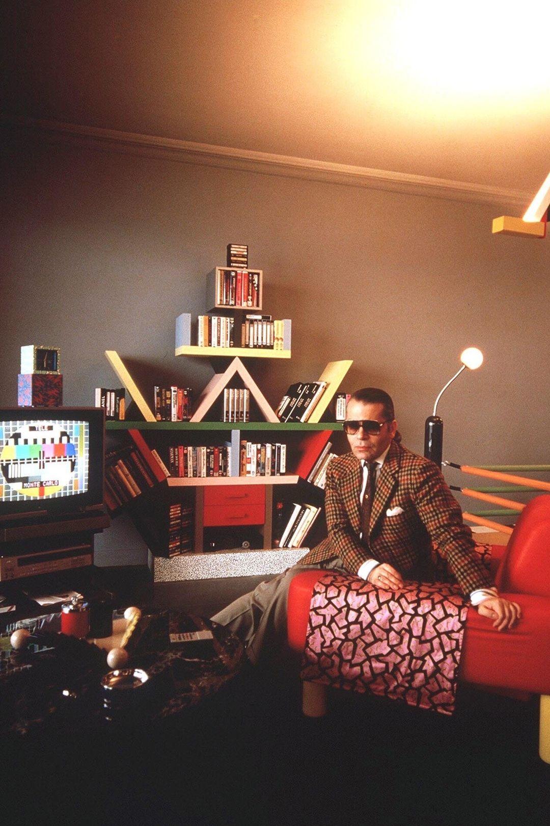 L'icona assoluta di Memphis, Carlton, disegnata da Sottsass nel 1981, rappresenta appieno le intenzioni programmatiche del gruppo: il desiderio di infrangere le regole del buon design con uno spirito irriverente, eterodosso e consapevole. Con il suo