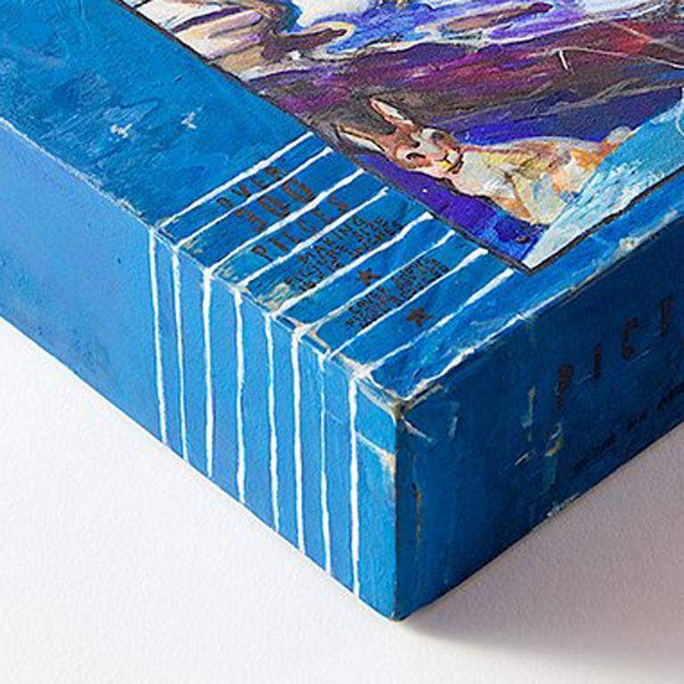 Questa scatola di puzzle illustrata è una replica interamente dipinta a mano e realizzata di una vera scatola di puzzle. L'artista ha realizzato questo oggetto su legno utilizzando colori acrilici e inchiostro. La scatola è prevalentemente blu con