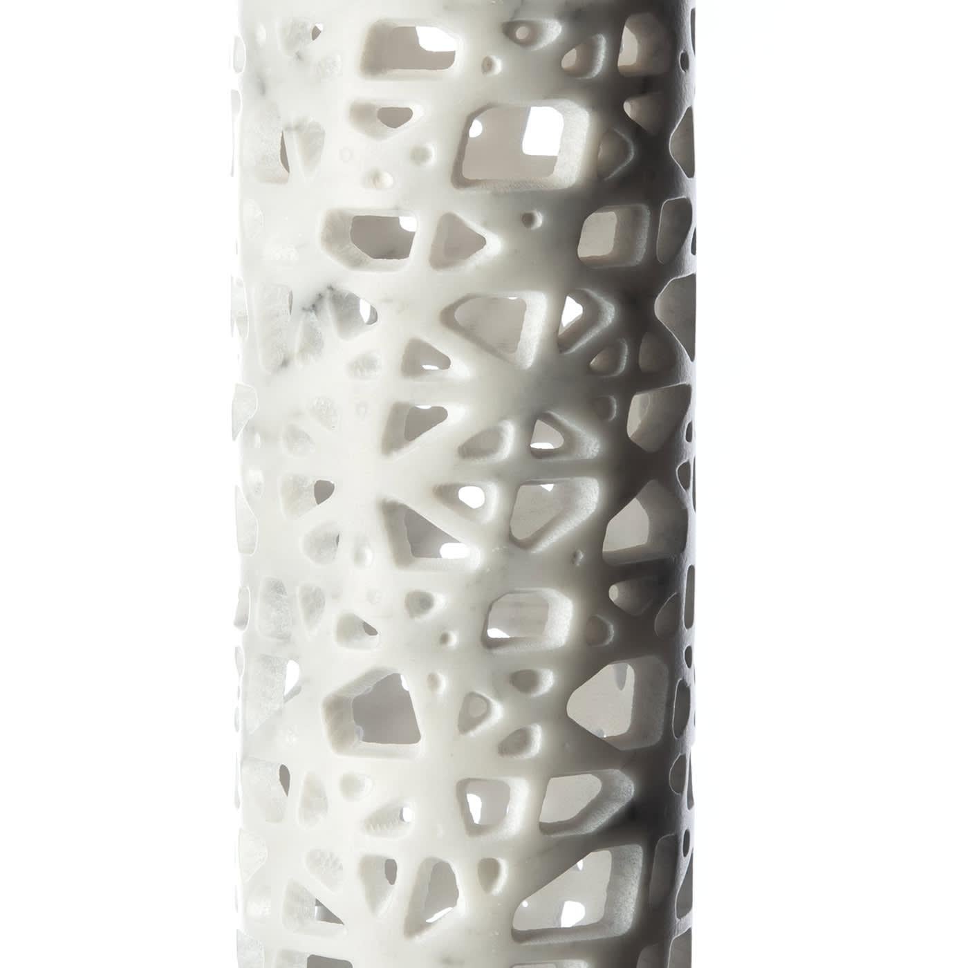 Lampada a sospensione in marmo di Carrara. Finitura opaca per il primo esemplare della collezione numerata Carma, pezzo unico. Il marmo diventa leggero, la lavorazione irregolare crea una texture ammaliante, mai uguale. La luce e la trasparenza