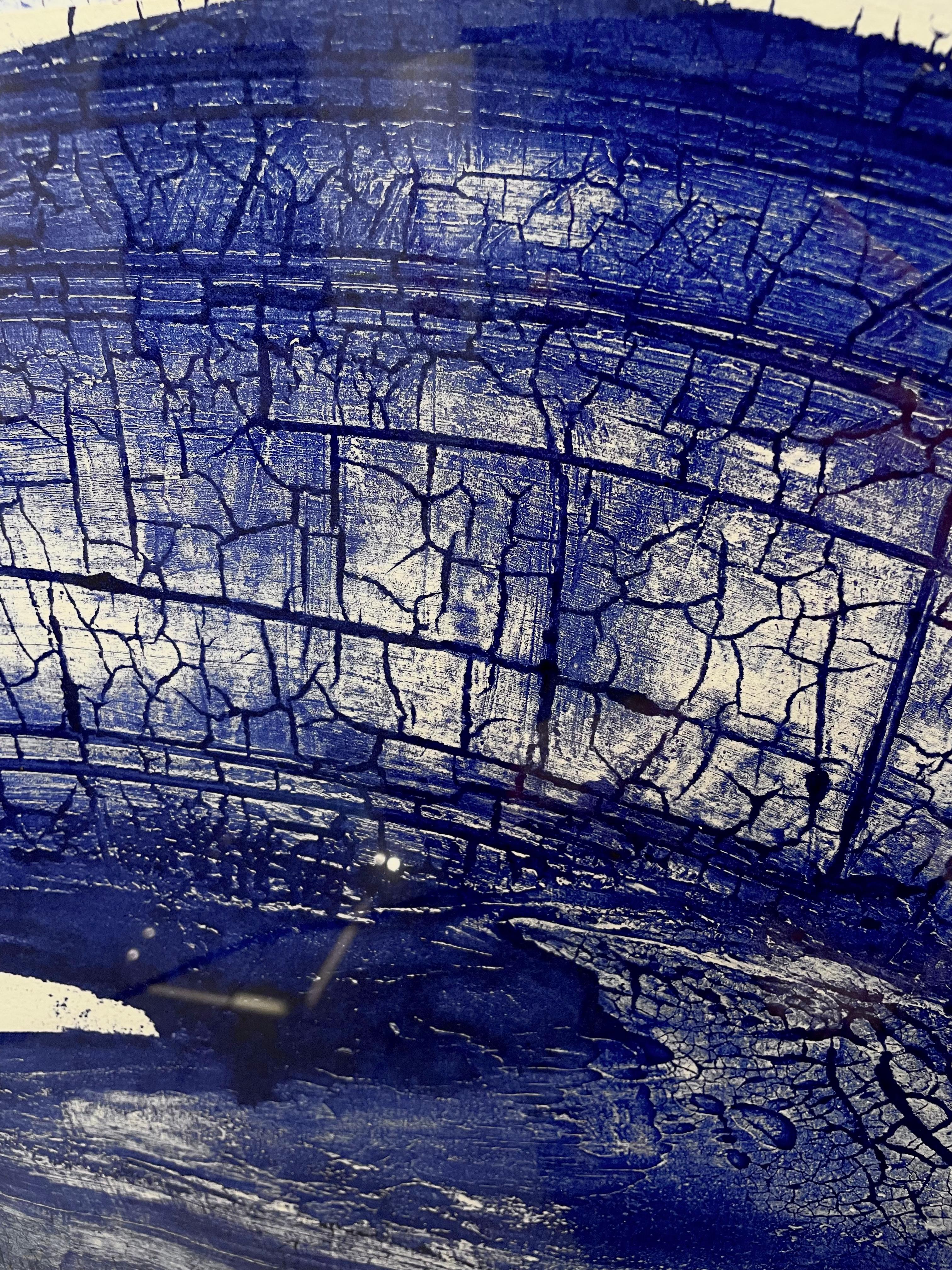The artworks in “When de lines became visible” are unique in their focus on energy and vibrational states through lines. Each piece features a flow that creates symmetries and forms, often emerging unexpectedly. This process acts as a choreography