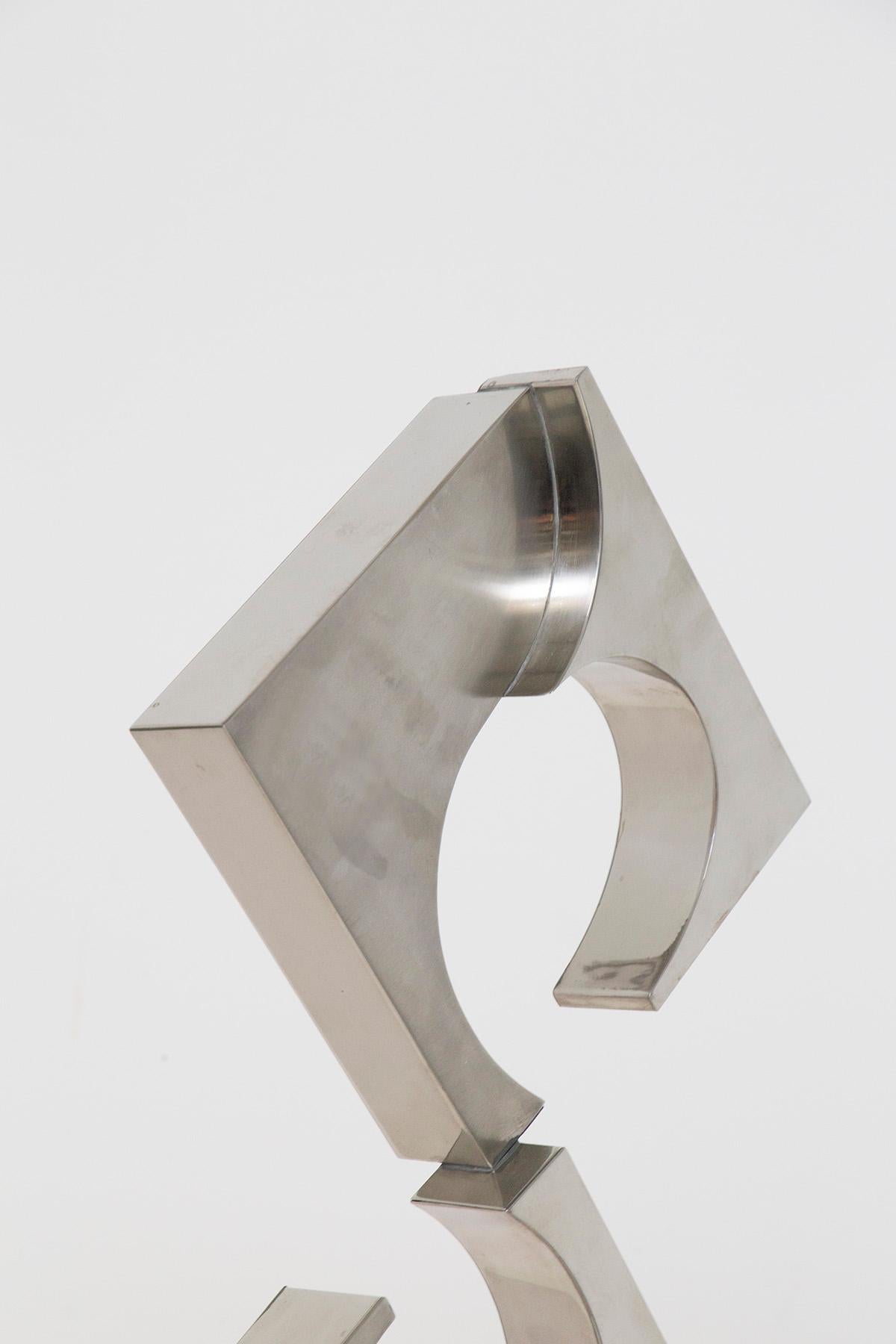 Métal Sculpture en métal triangulaire en forme de spirale de Carmelo Cappello en vente