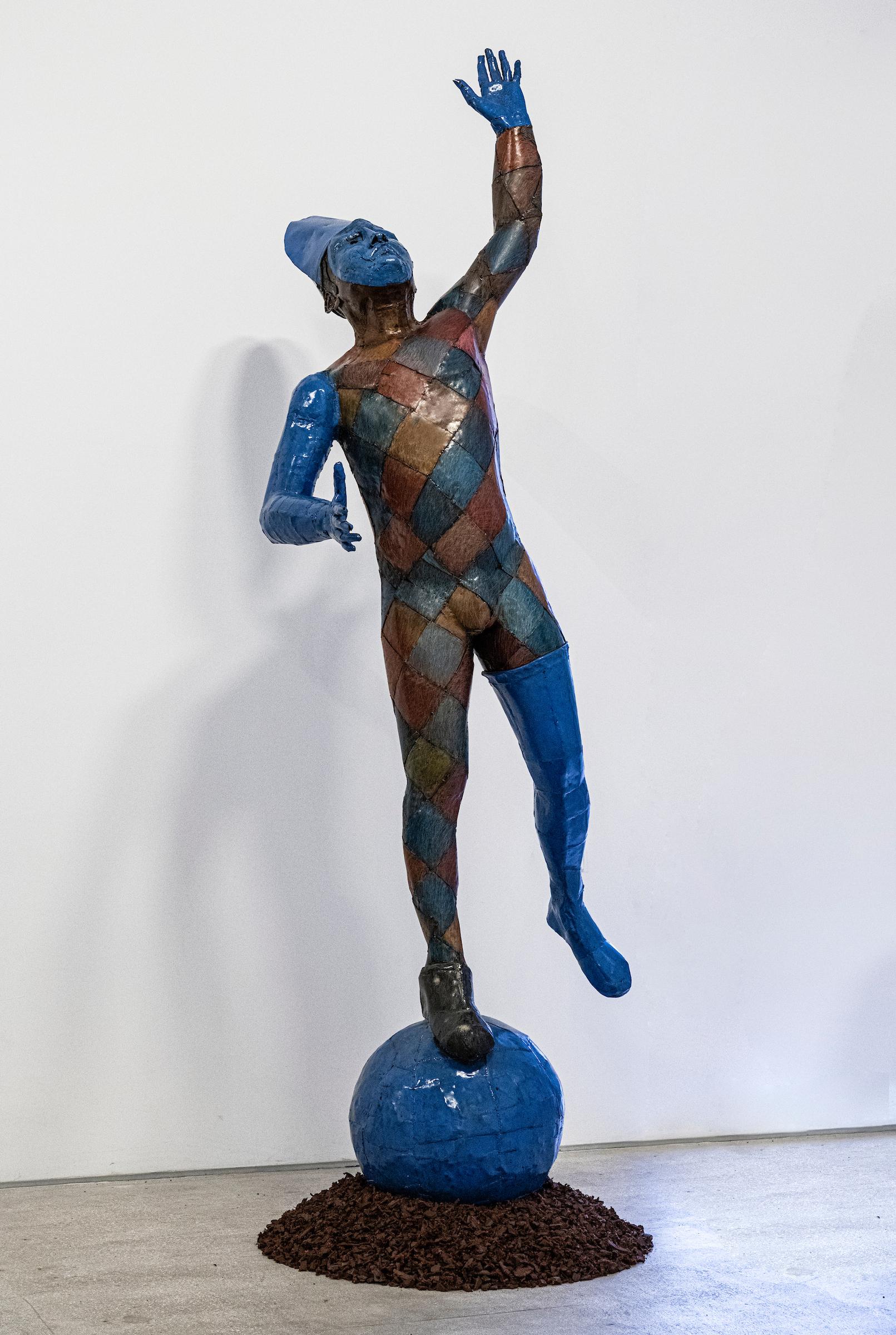 Carmelo Niño  Figurative Sculpture - Carmelo Niño, Gran Arlequín, 2015, 260 x 105 x 86 cm, 102.3 x 41.3 x 33.8 in.