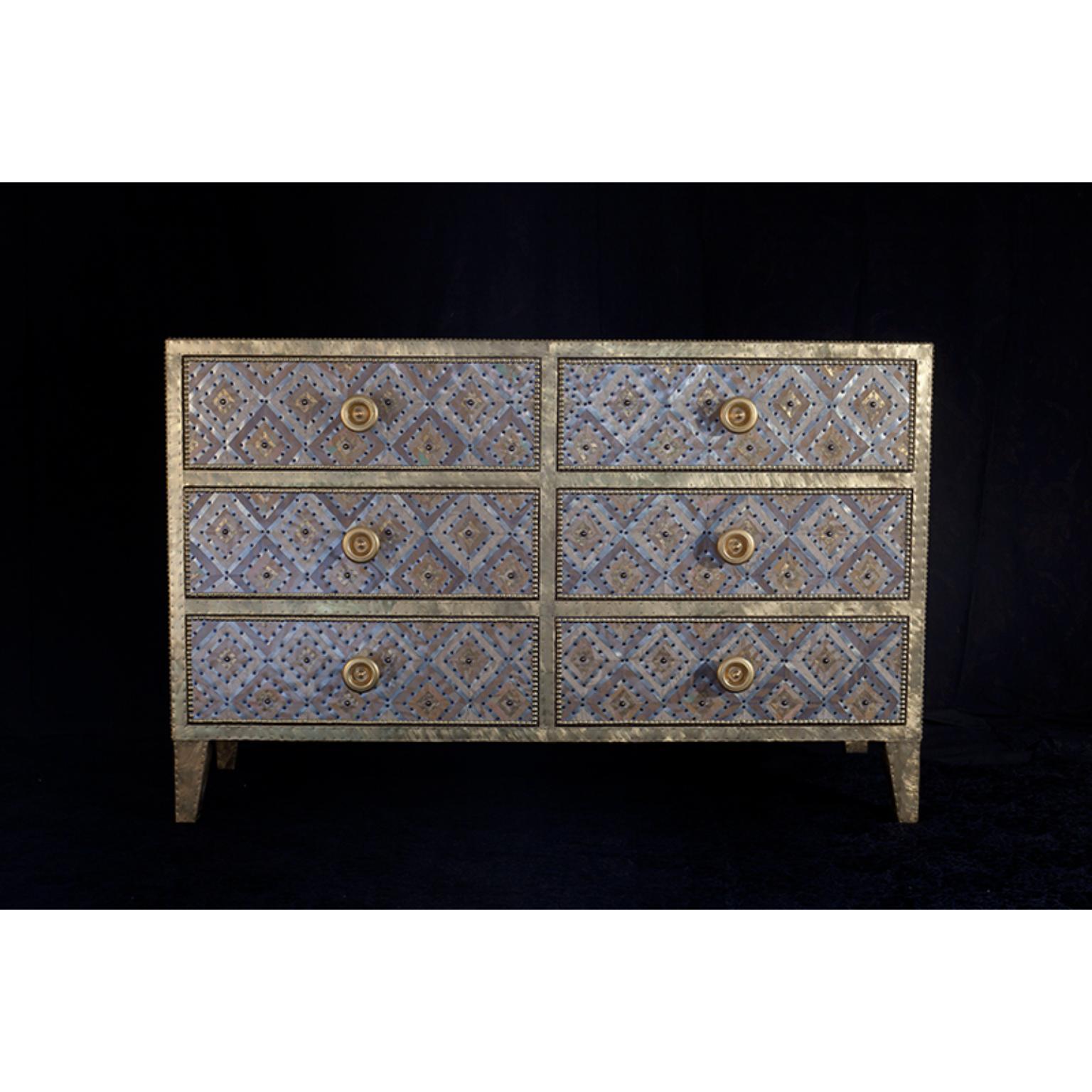 Carmen Kommode von Valentina Giovando
Abmessungen: B 160 x T 40 x H 95 cm.
MATERIALIEN: Holz, Stoff, Messing, Fiberglas.  

Valentina Giovando, lebt und arbeitet in Sarzana, in Ligurien, und widmet sich seit über 20 Jahren der Produktion eines neuen