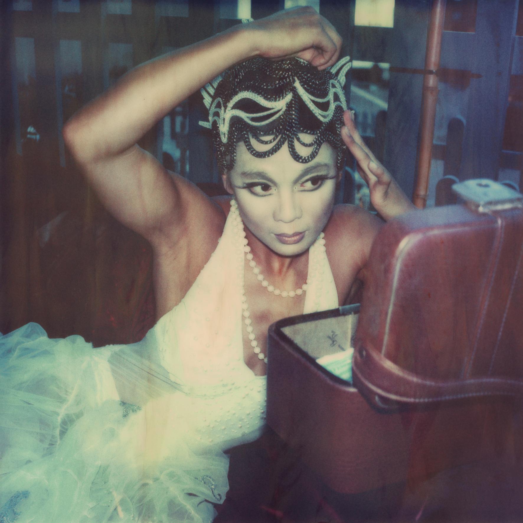 Carmen de Vos Figurative Photograph – Amaluna's Day Off #50, Zeitgenössisch, 21. Jahrhundert, Polaroid, figürliches Fotogra